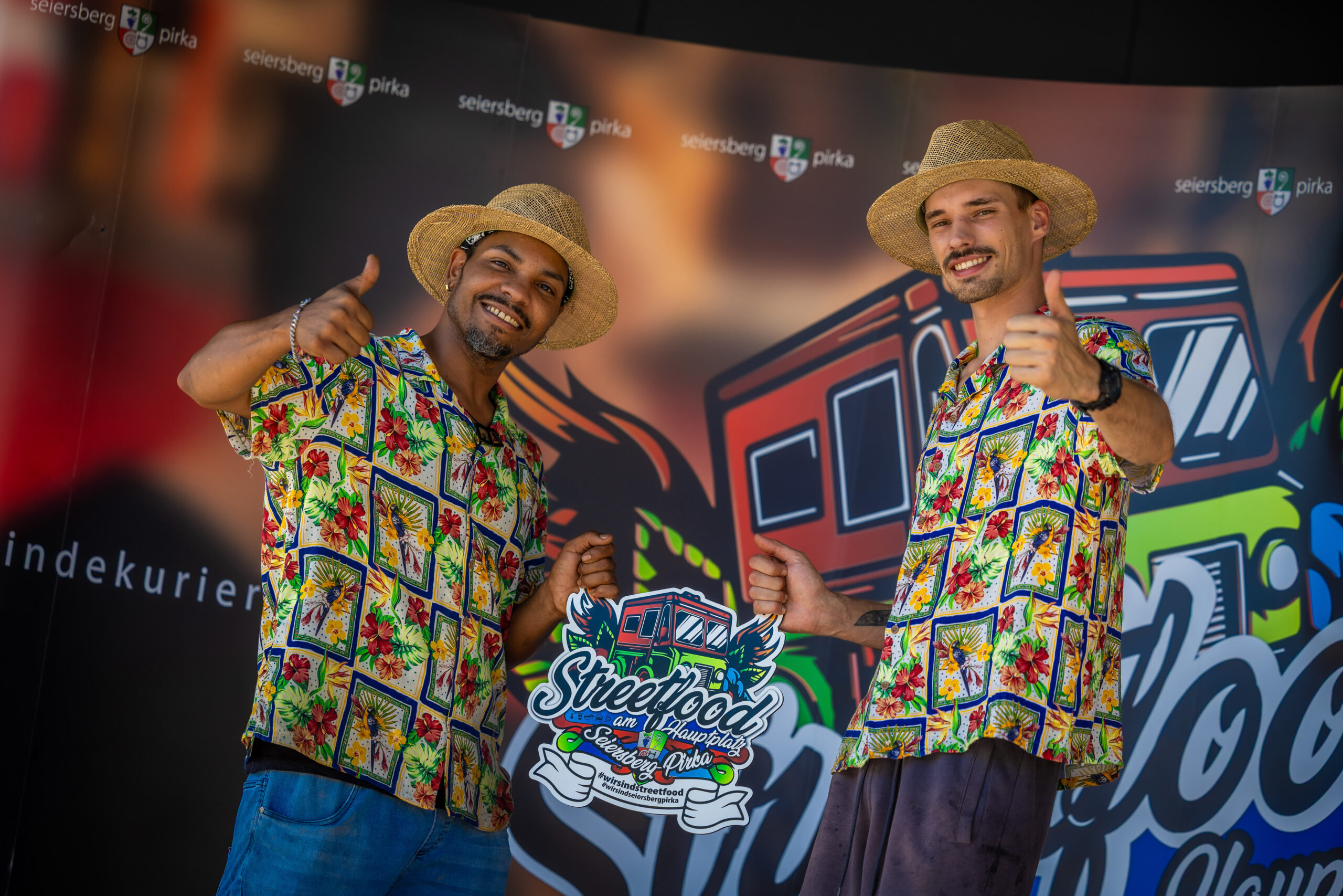 Zwei Männer im urbanen Setting – Lifestyle Szene