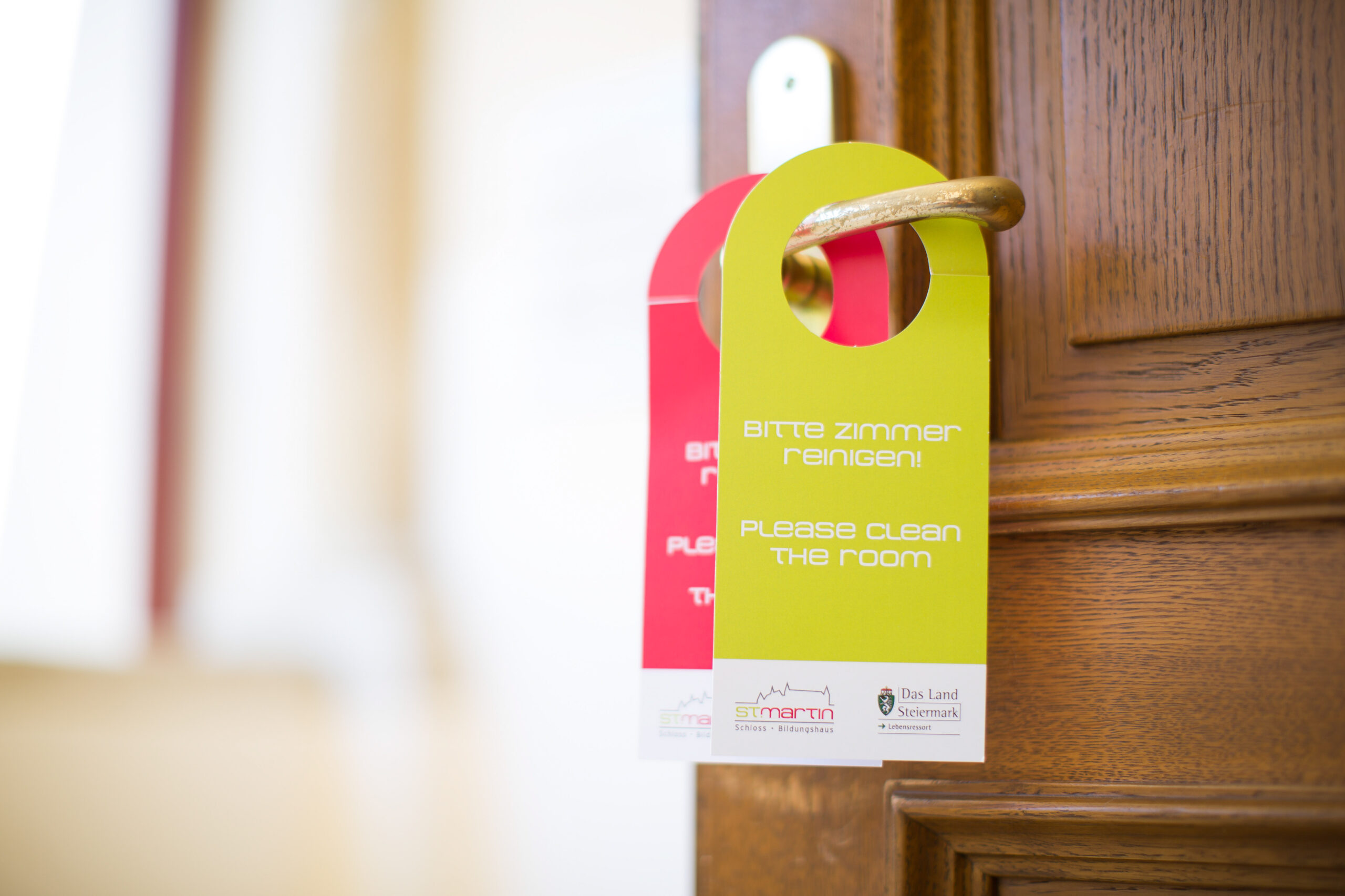 Türschild Schloss St. Martin – Detailaufnahme