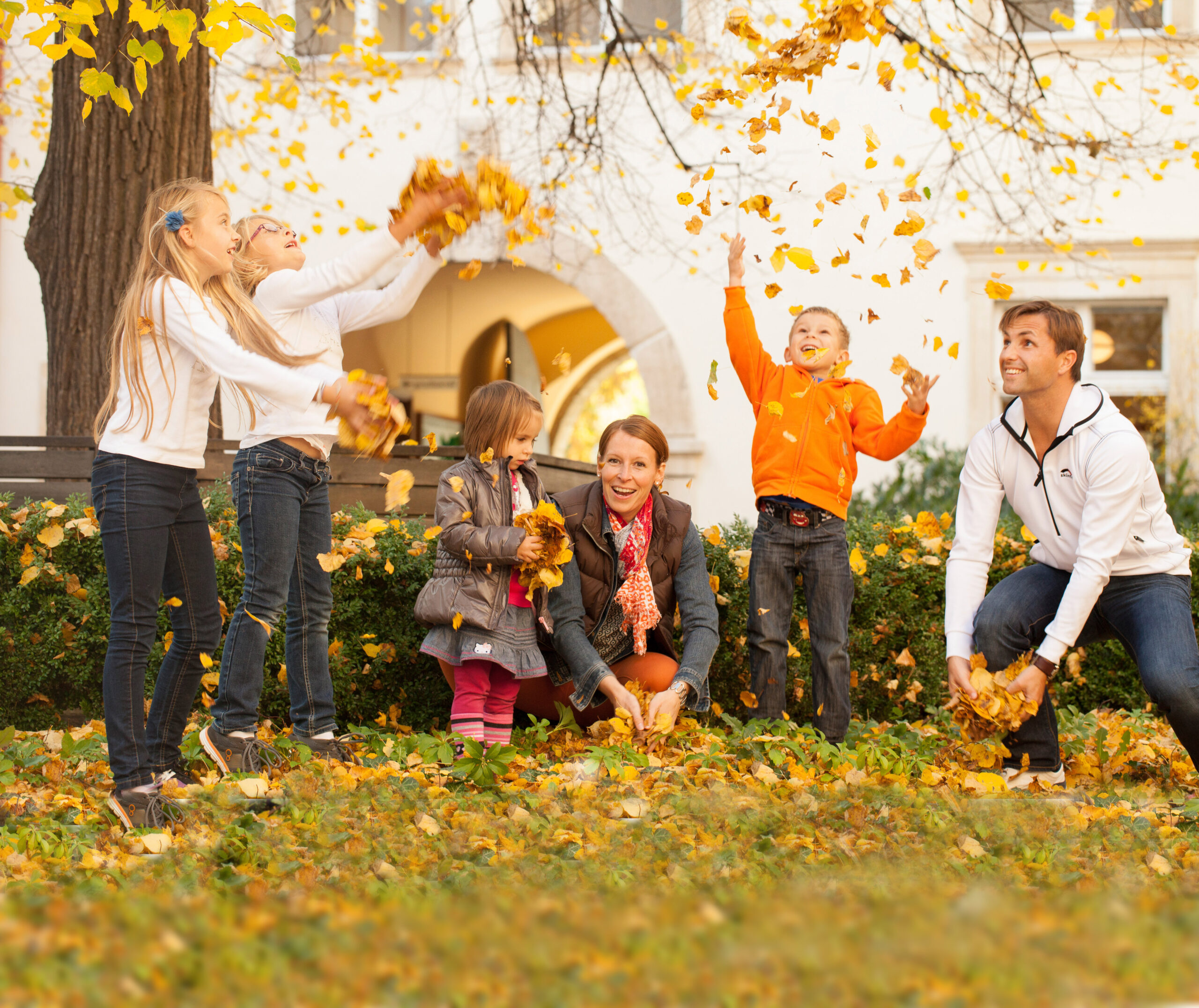 Gruppe im Garten – Teambuilding oder Workshop