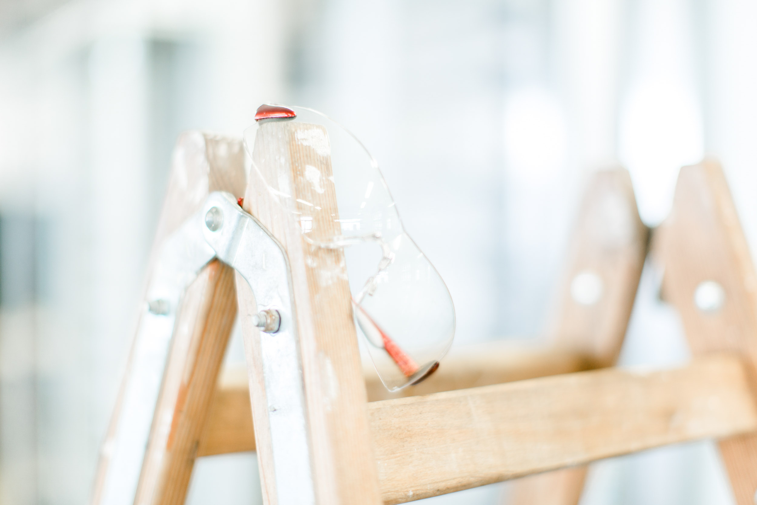 Leiter und Werkzeug – Installation vor Ort