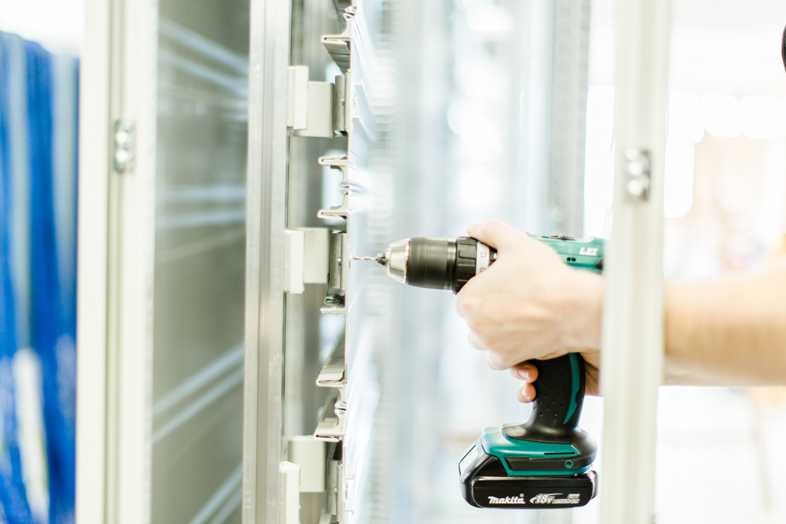 Montage mit Akkuschrauber – Installation Technik