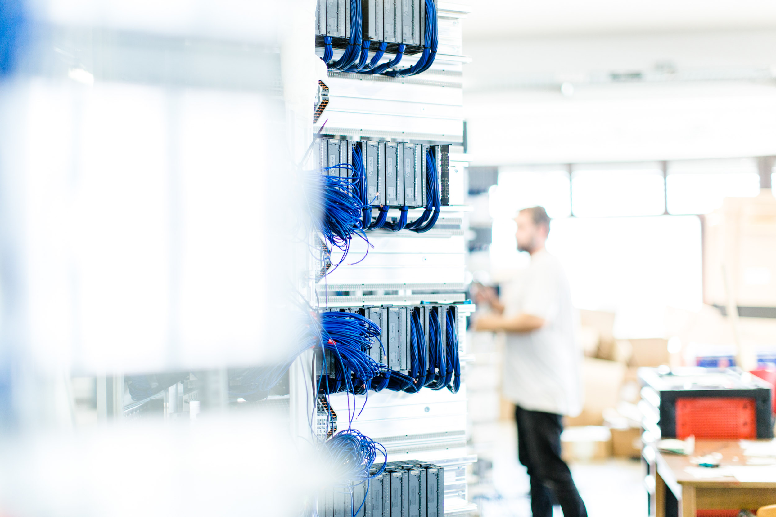 Techniker bei Arbeit – Elektroinstallation