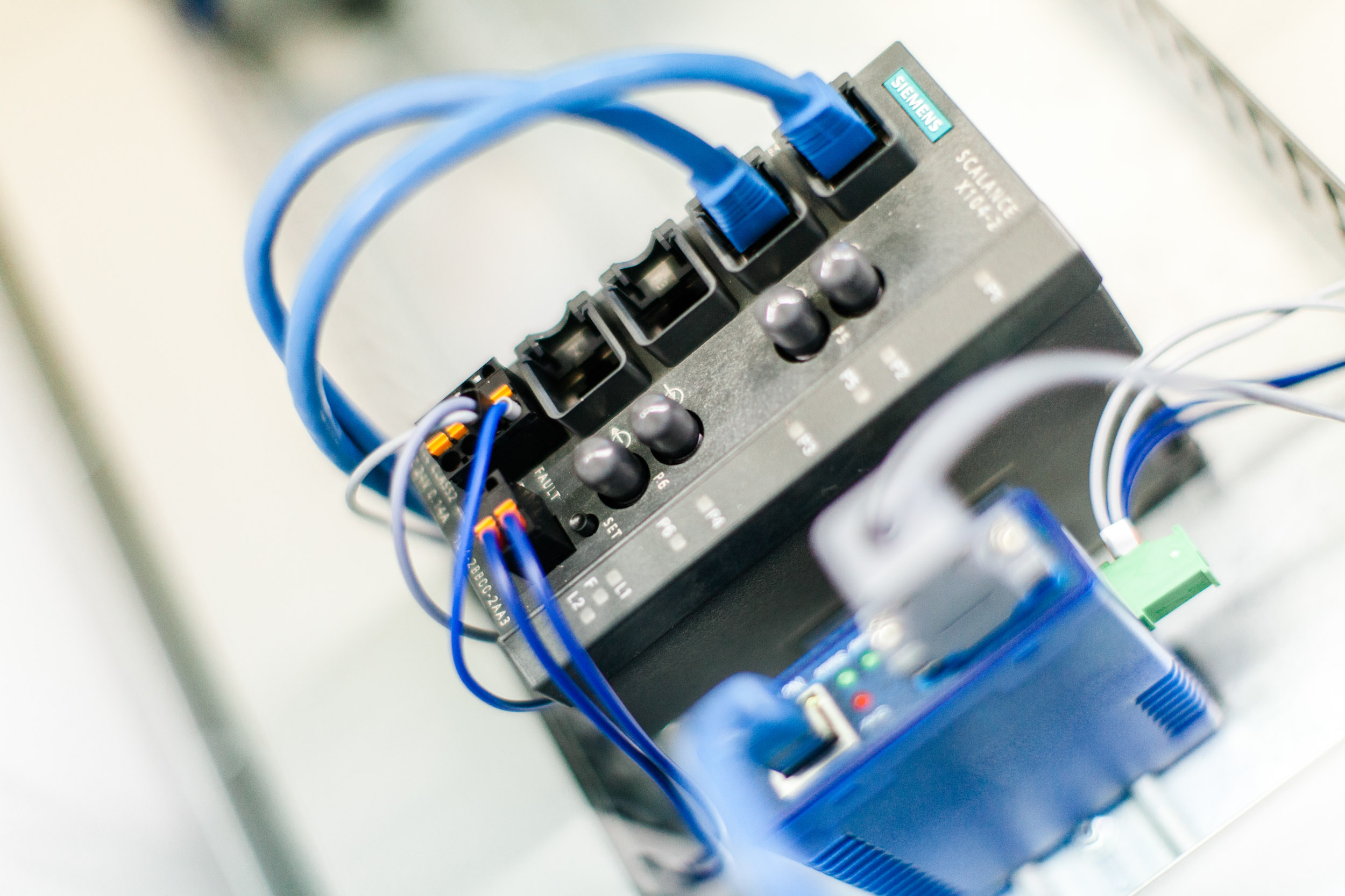 Netzwerkkabel organisiert – IT Infrastruktur