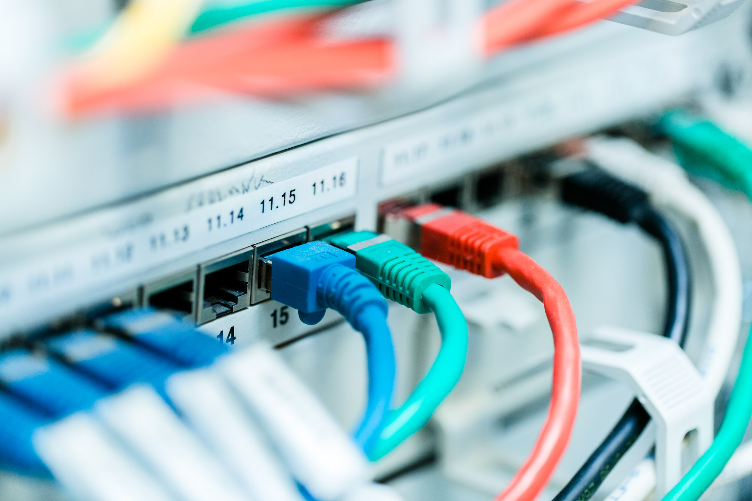 Netzwerkkabel im Patchpanel – IT Infrastruktur