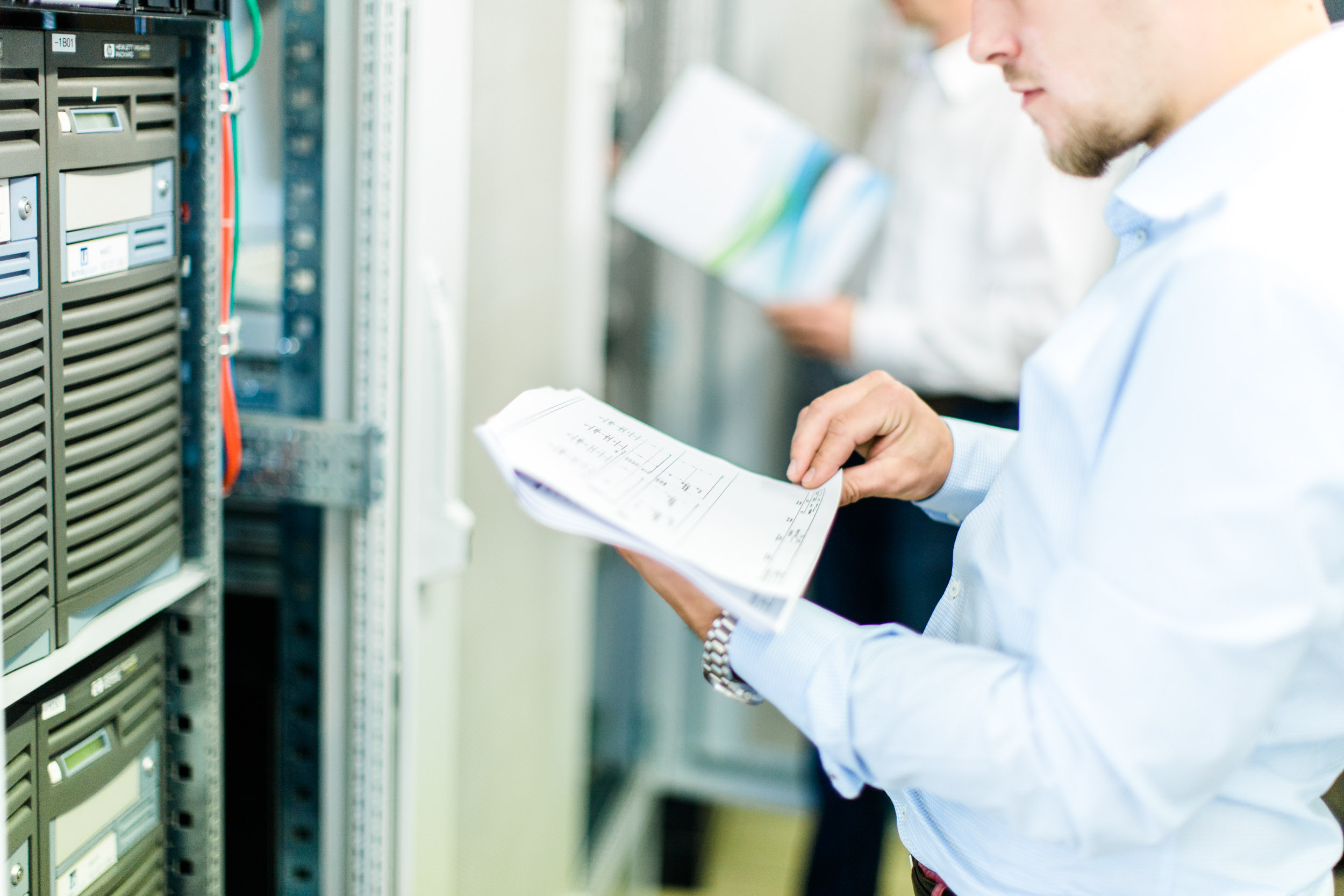 Techniker mit Plan – Wartung und Service