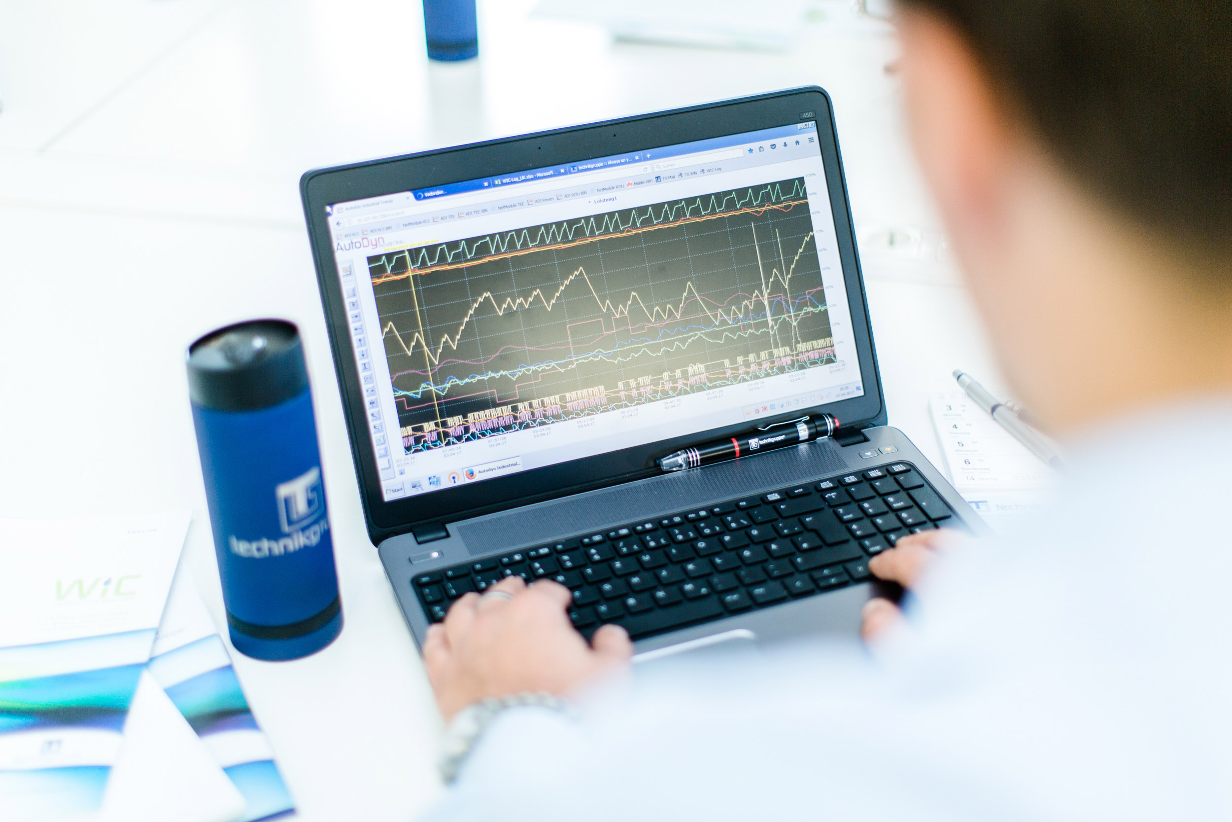 Laptop mit Messdaten – Analyse Technik