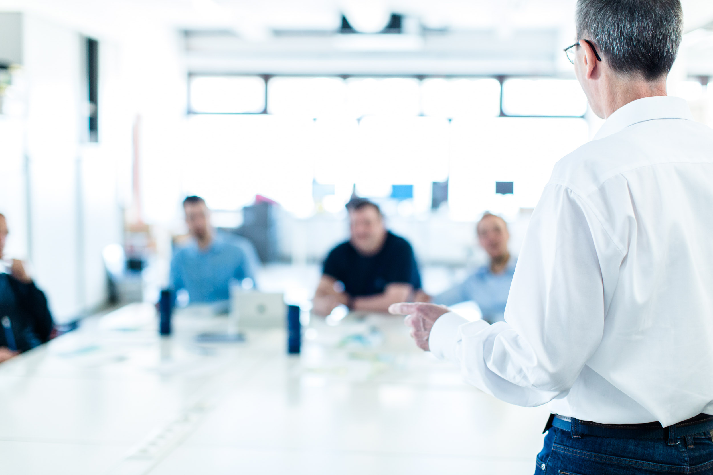 Meeting im Technikunternehmen – Teamarbeit