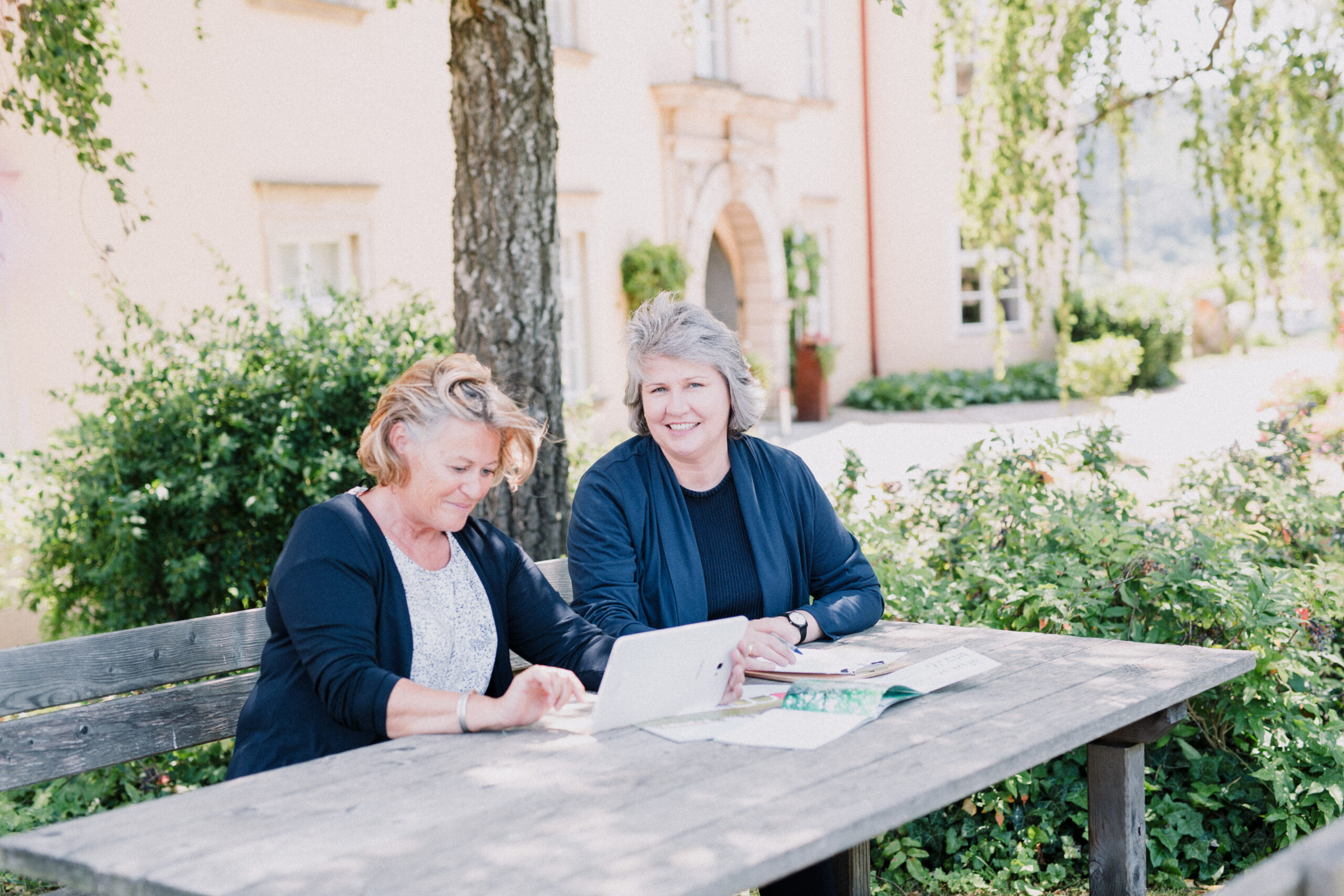 Besprechung im Innenhof – Weiterbildung in Graz Umgebung