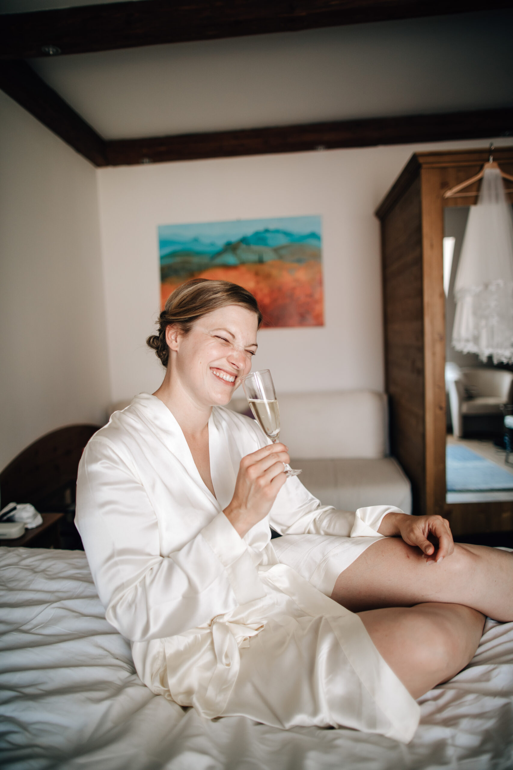 Braut entspannt im Getting Ready – Vorbereitung