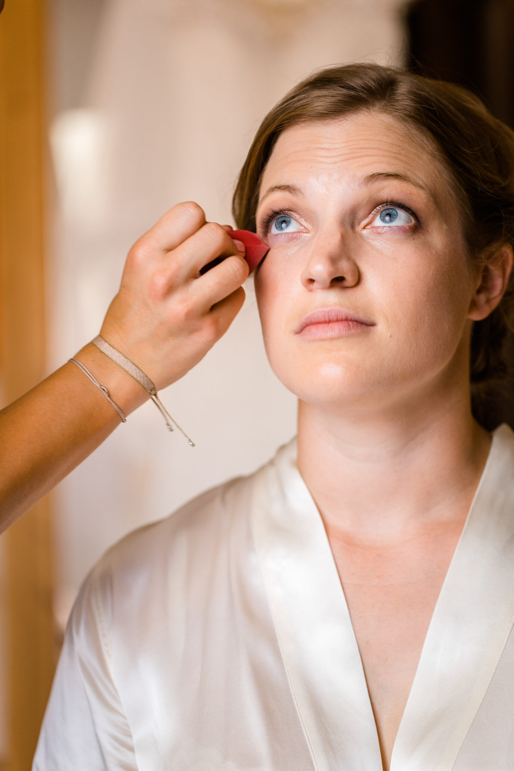 Braut beim Make-up – Styling Detail