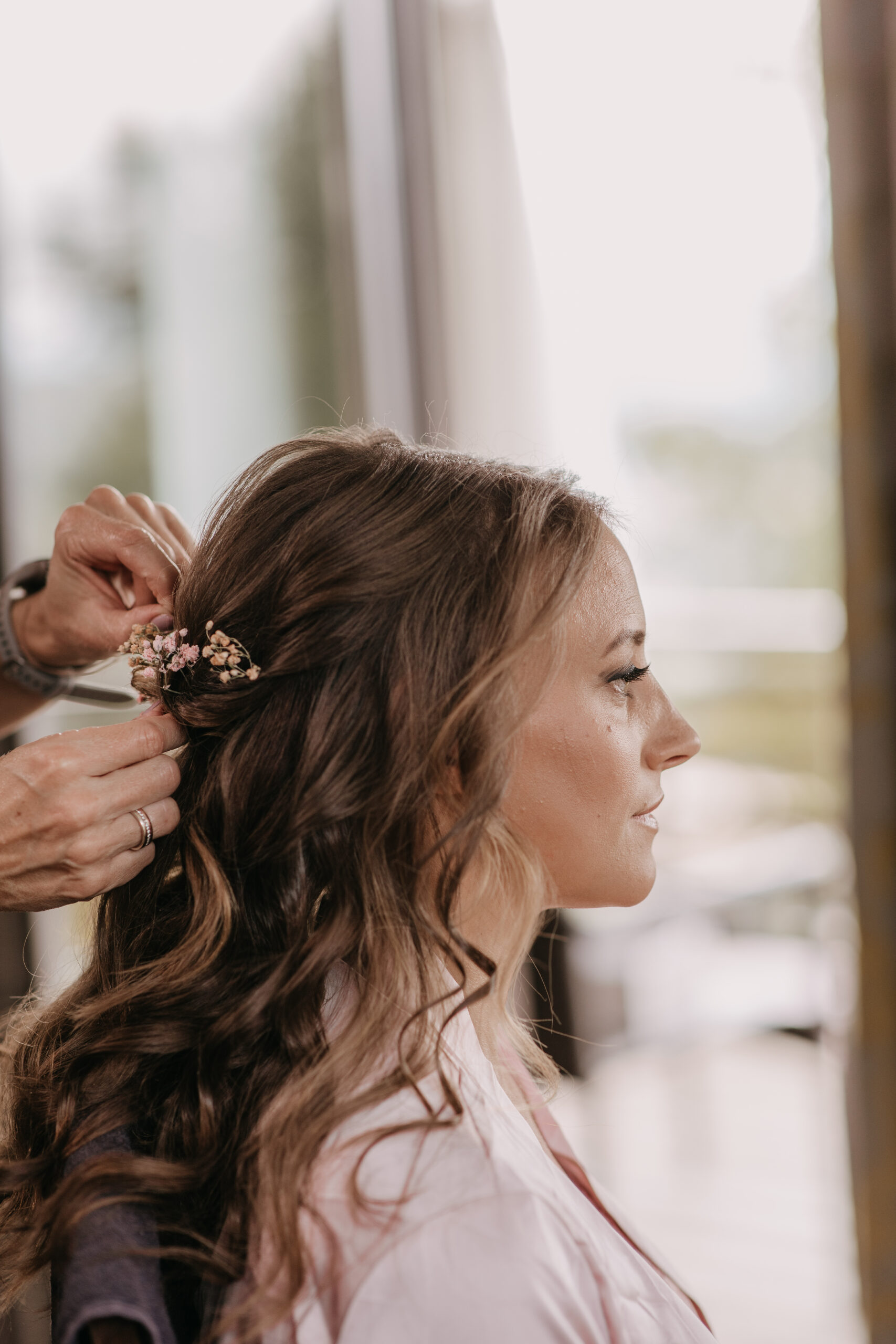 Braut beim Hairstyling – Hochzeitsvorbereitung