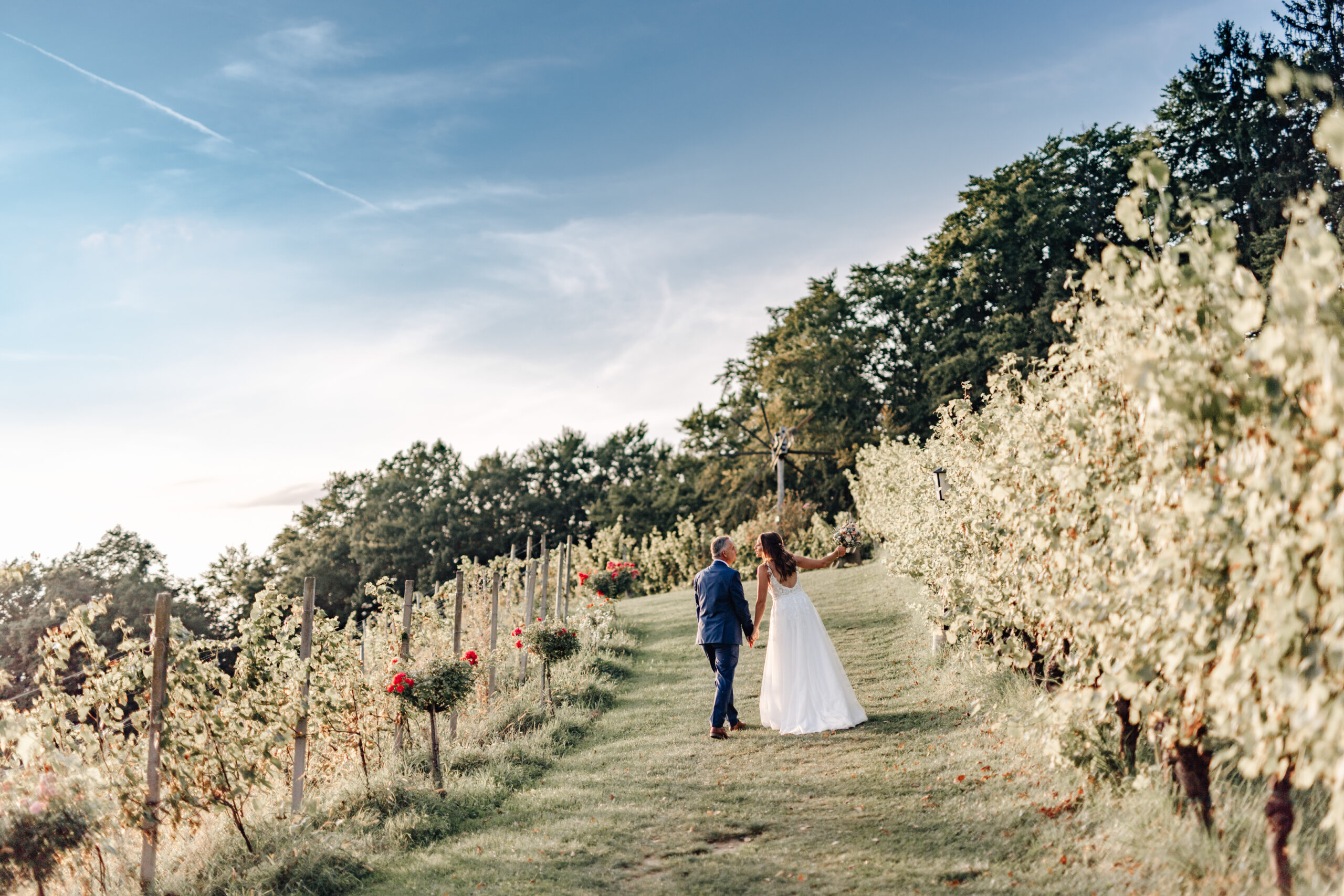Brautpaar im Weinberg – romantische Hochzeitsfotografie