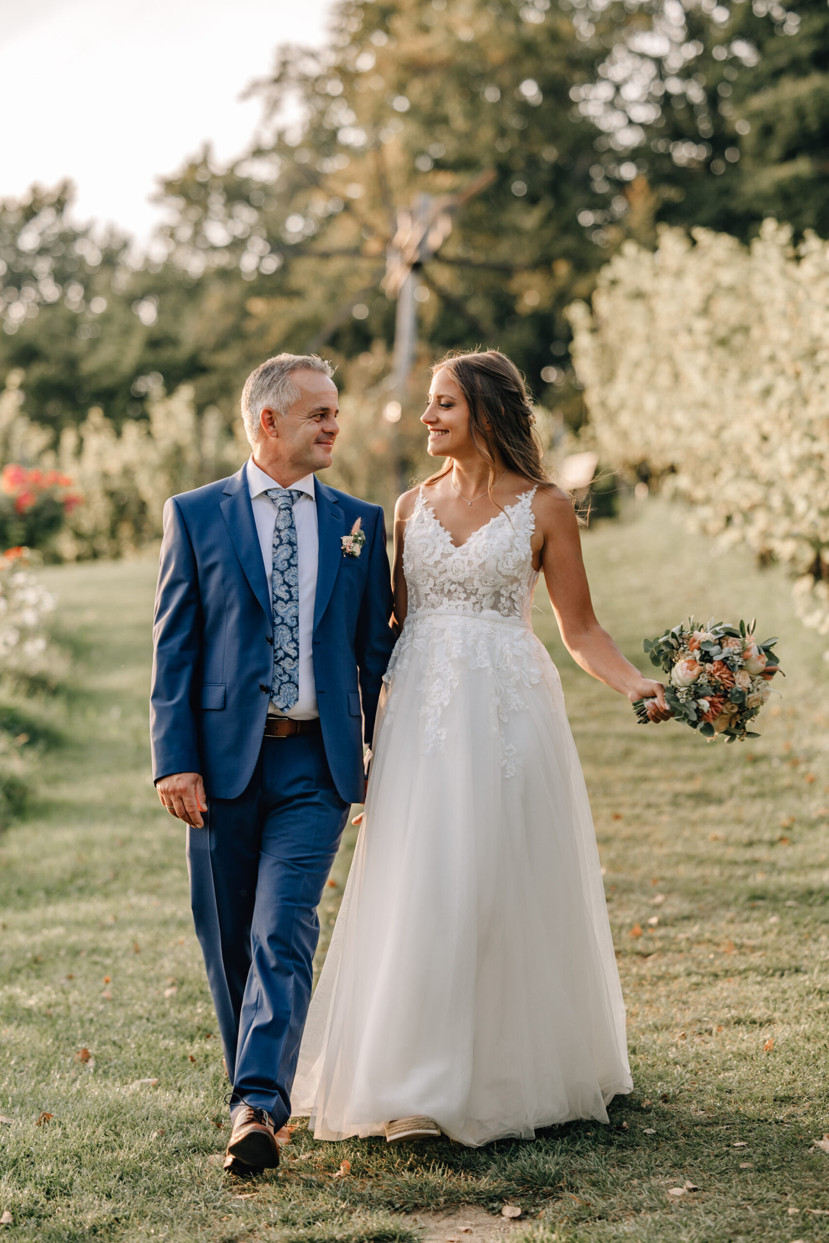 Brautpaar beim Spaziergang – natürliche Hochzeitsmomente