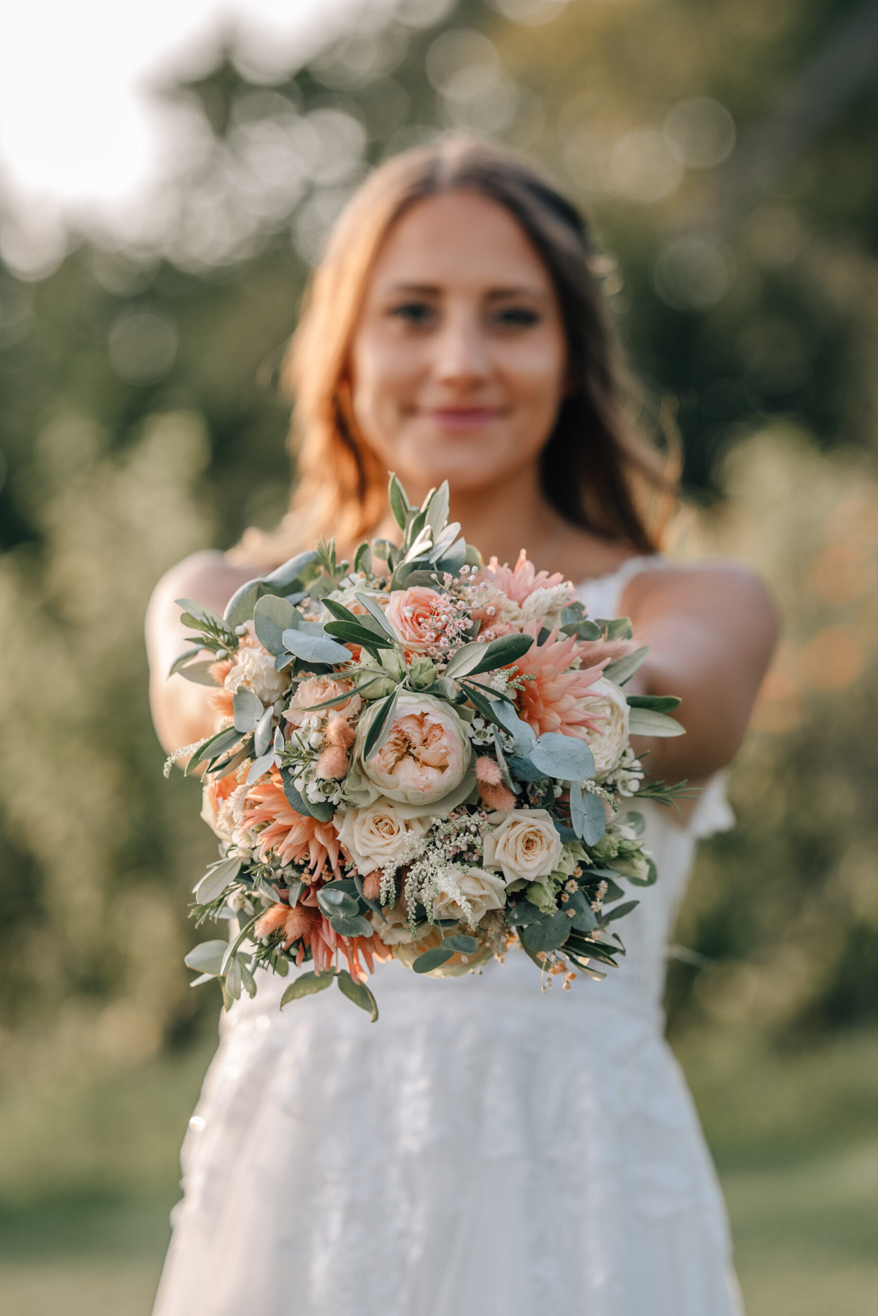 Braut mit Blumenstrauß – Detailaufnahme Bouquet
