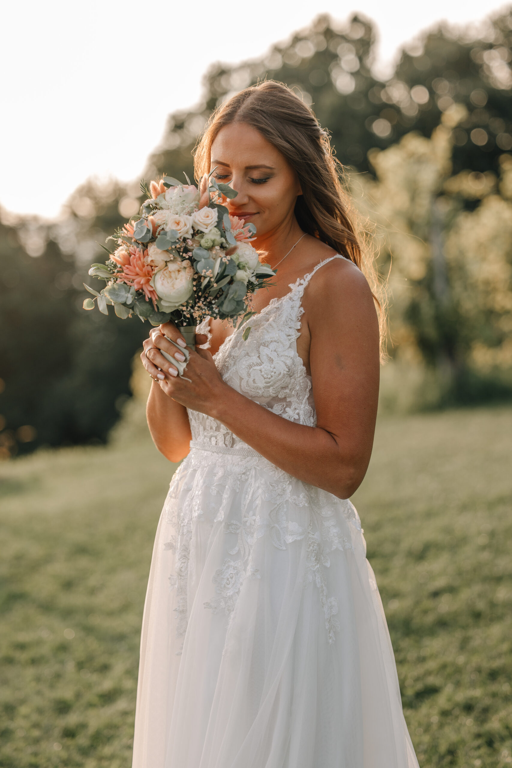 Braut mit Blumenstrauß – natürliches Portrait