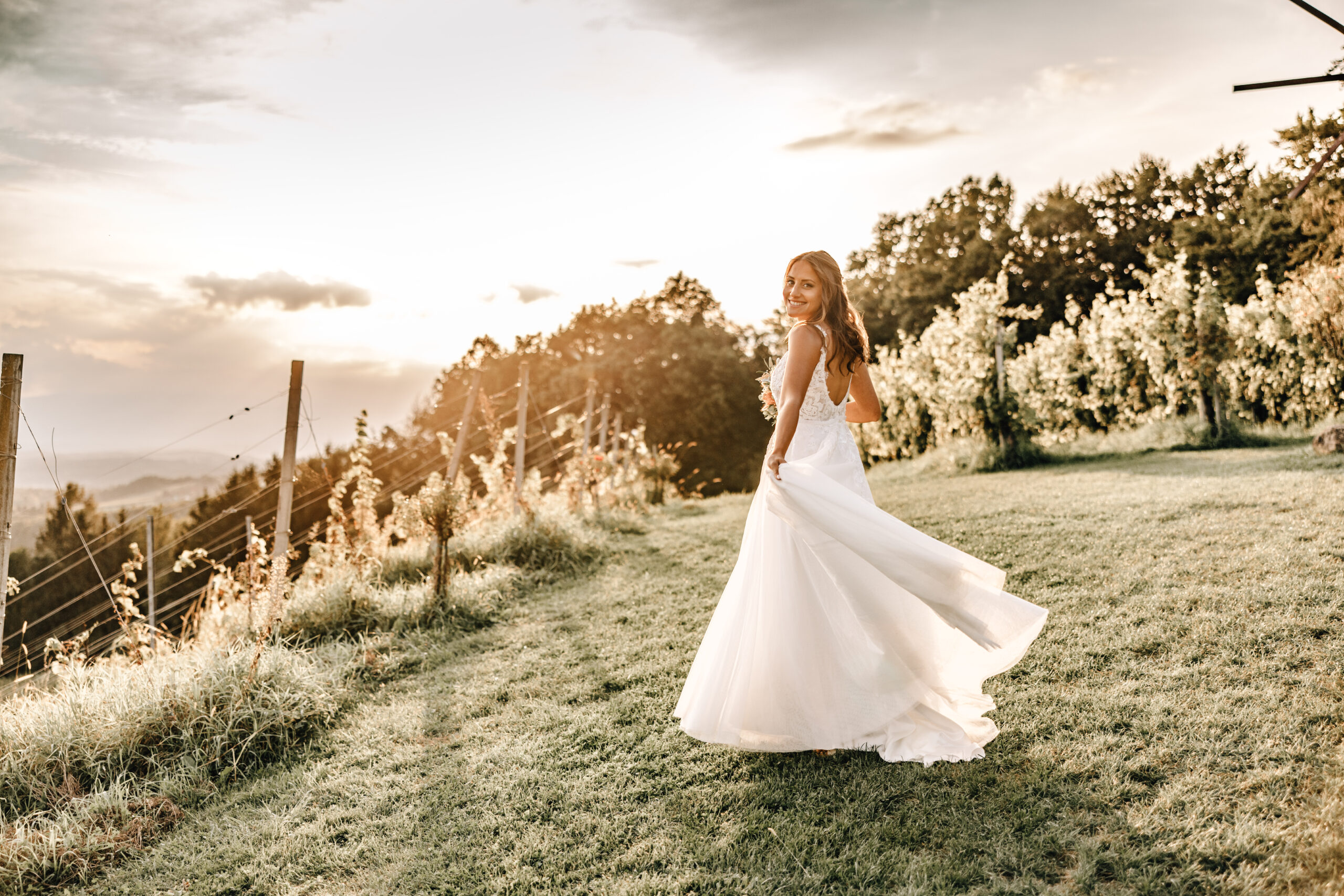 Braut im Sonnenuntergang – romantische Szene