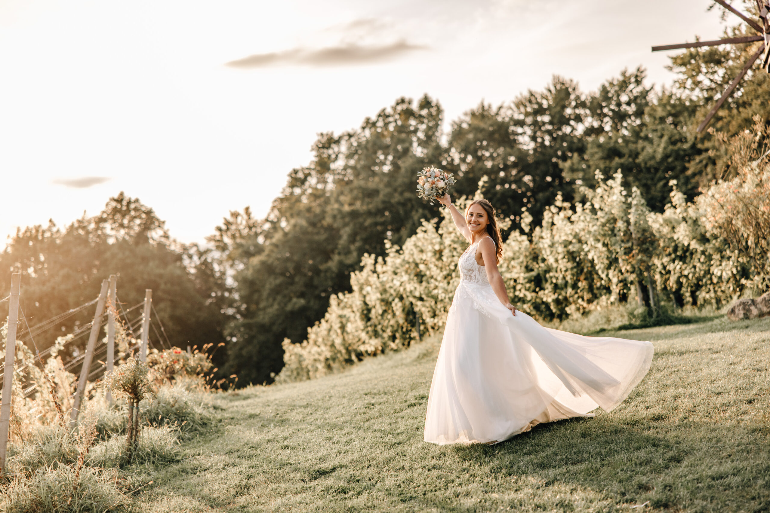 Braut dreht sich im Kleid – Bewegung Hochzeit