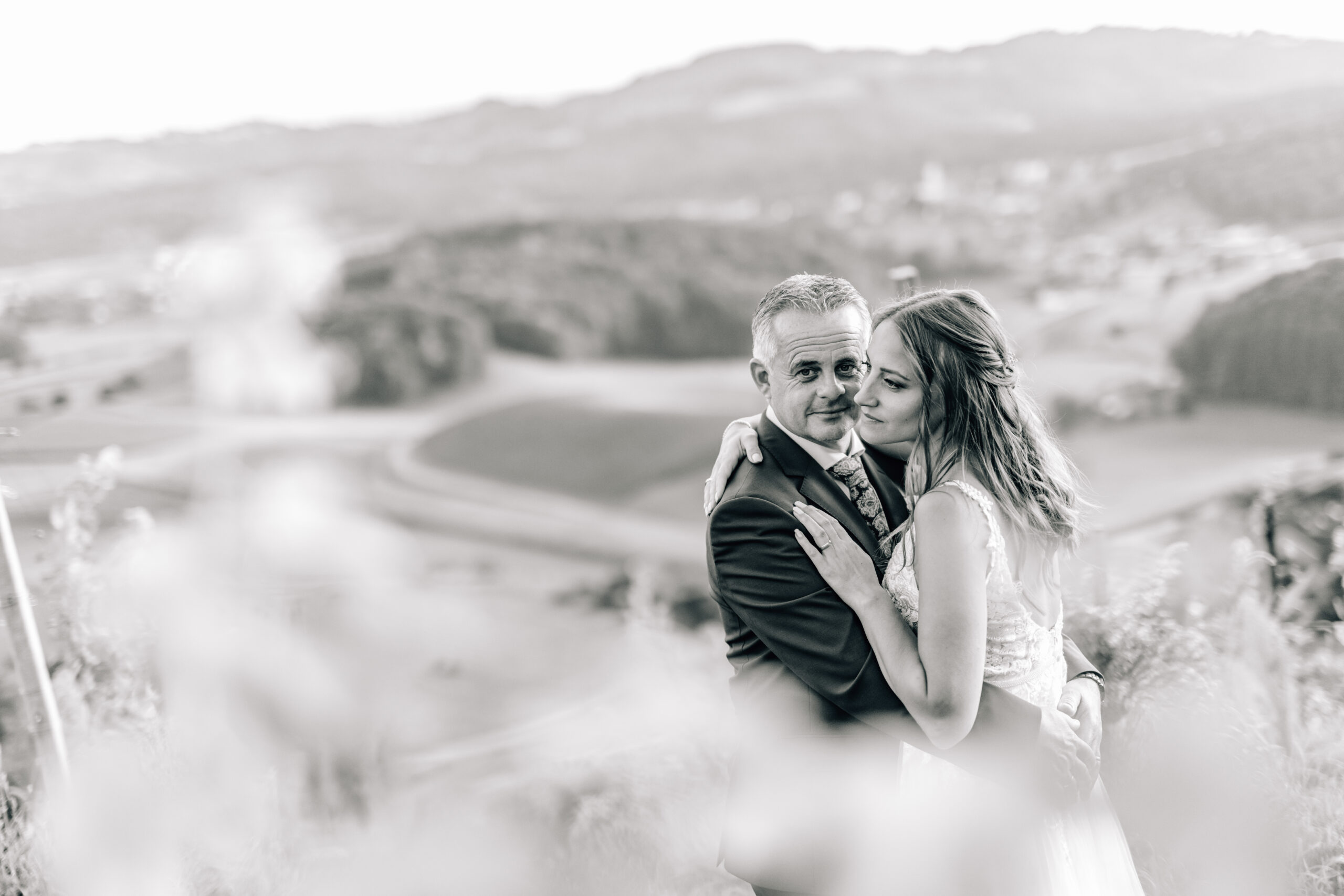 Brautpaar schwarzweiß – intime Hochzeitsfotografie