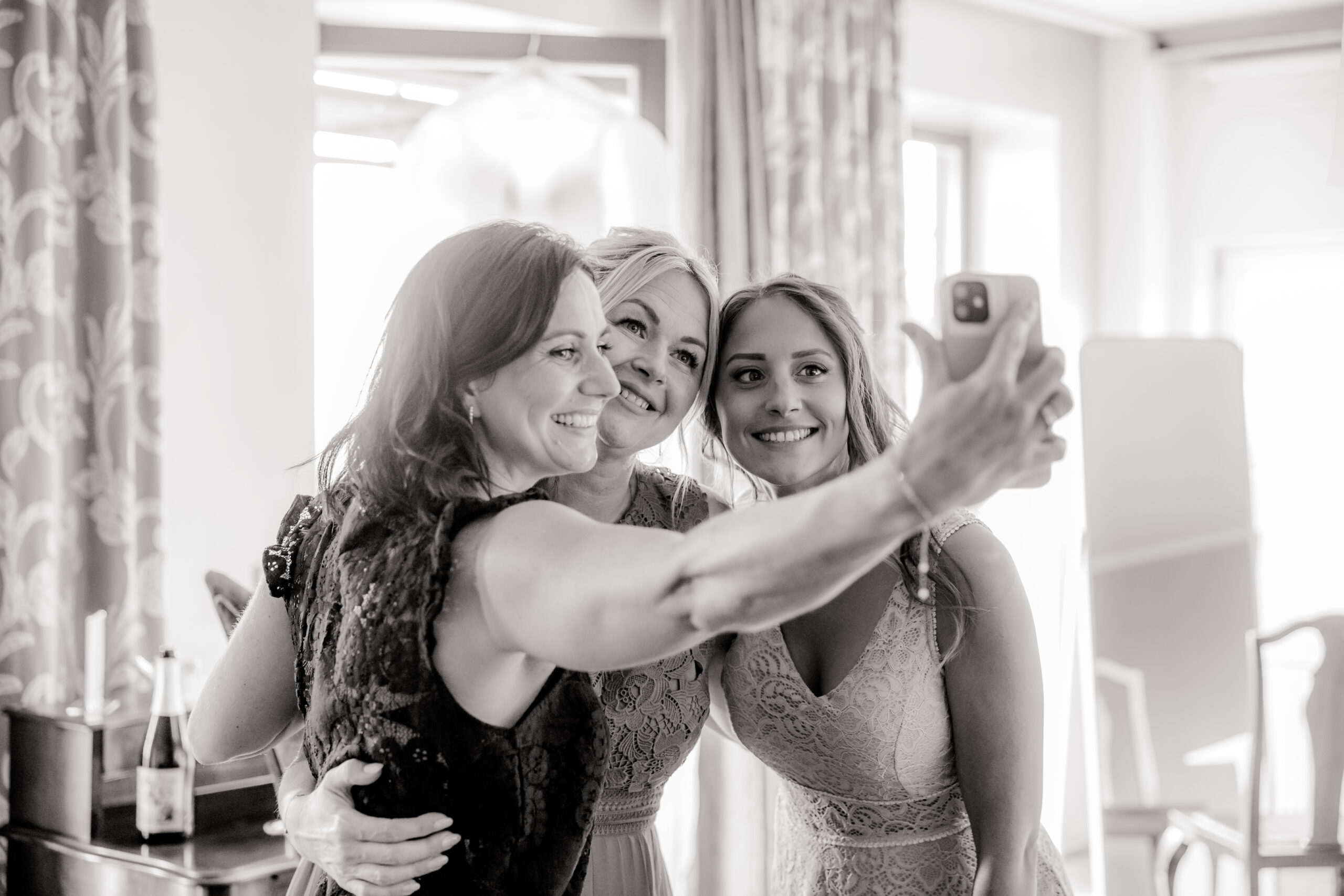 Braut mit Freundin – emotionale Vorbereitung