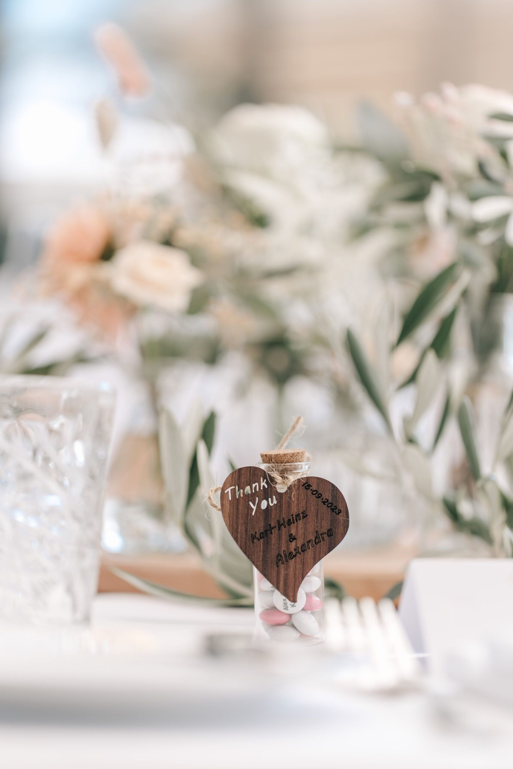 Hochzeitsdetails Tisch – Blumen und Holzherz