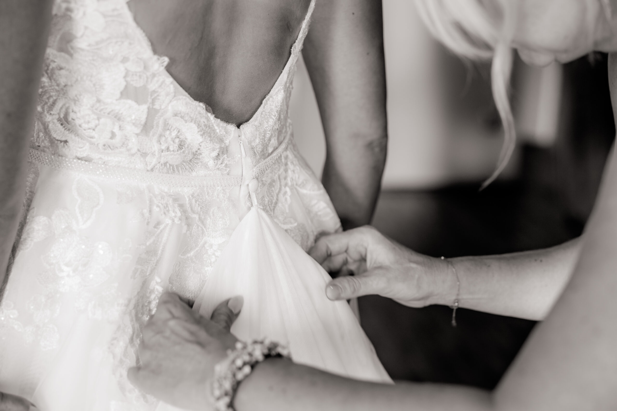 Brautkleid wird geschlossen – Detailaufnahme