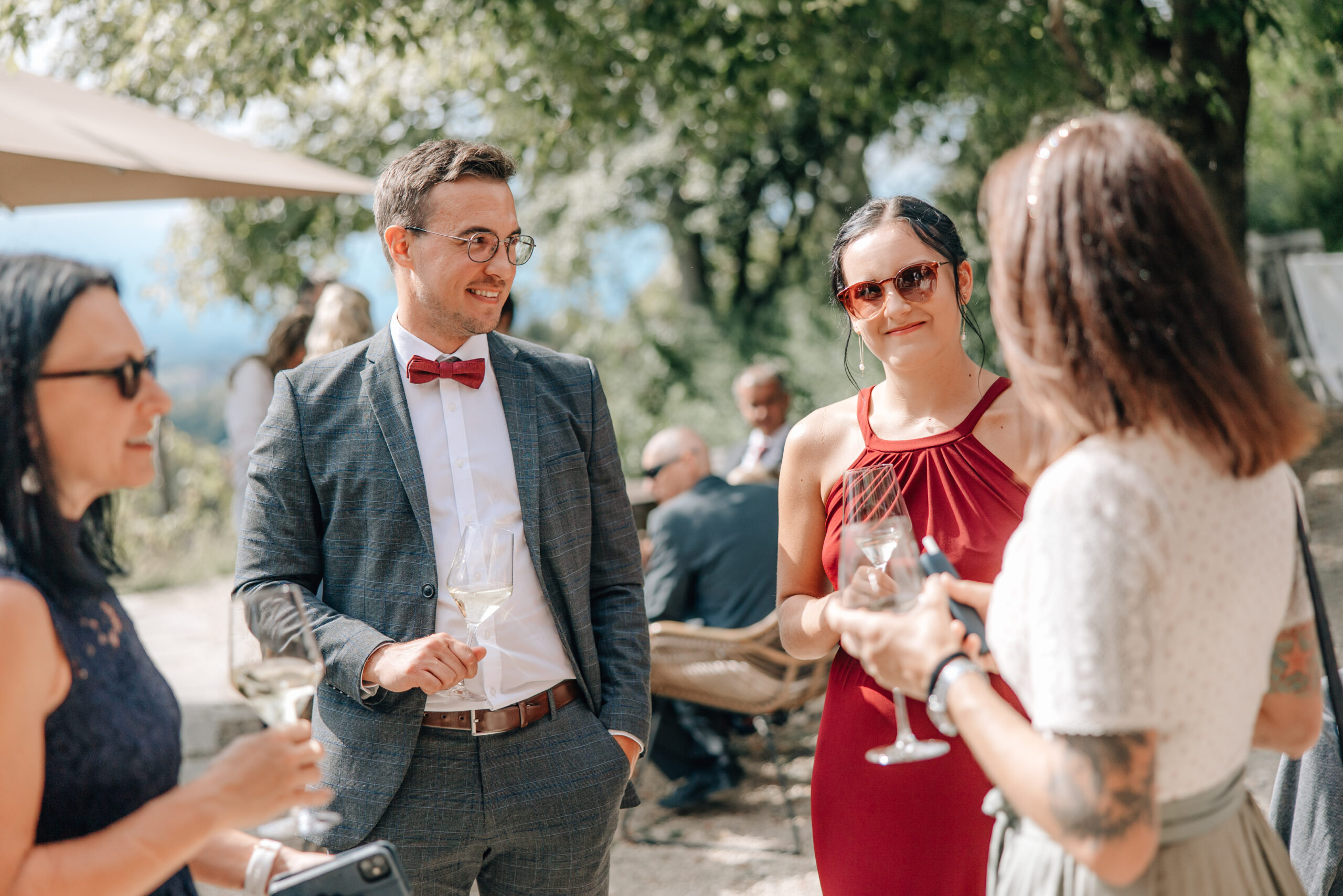 Gäste bei Sektempfang – Hochzeit feiern