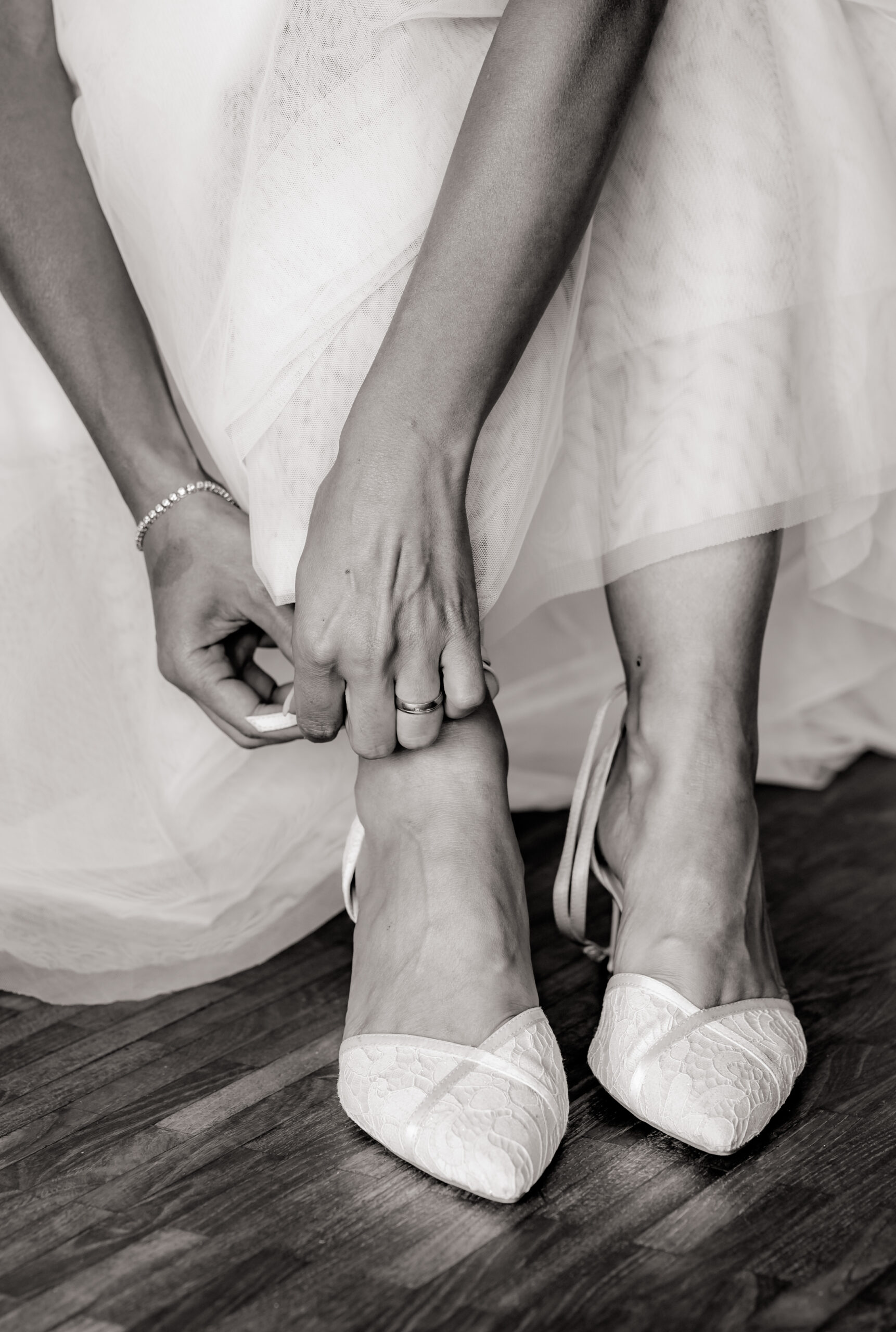 Brautschuhe Detail schwarzweiß – Vorbereitung