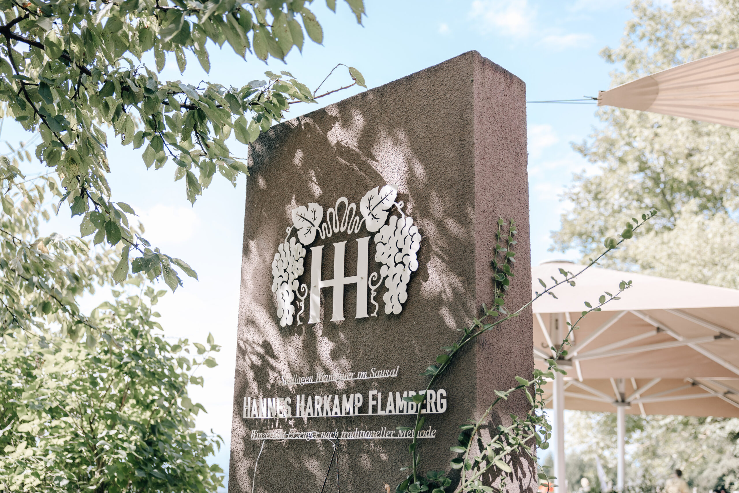 Hochzeitslocation Detail – Eingang Schild