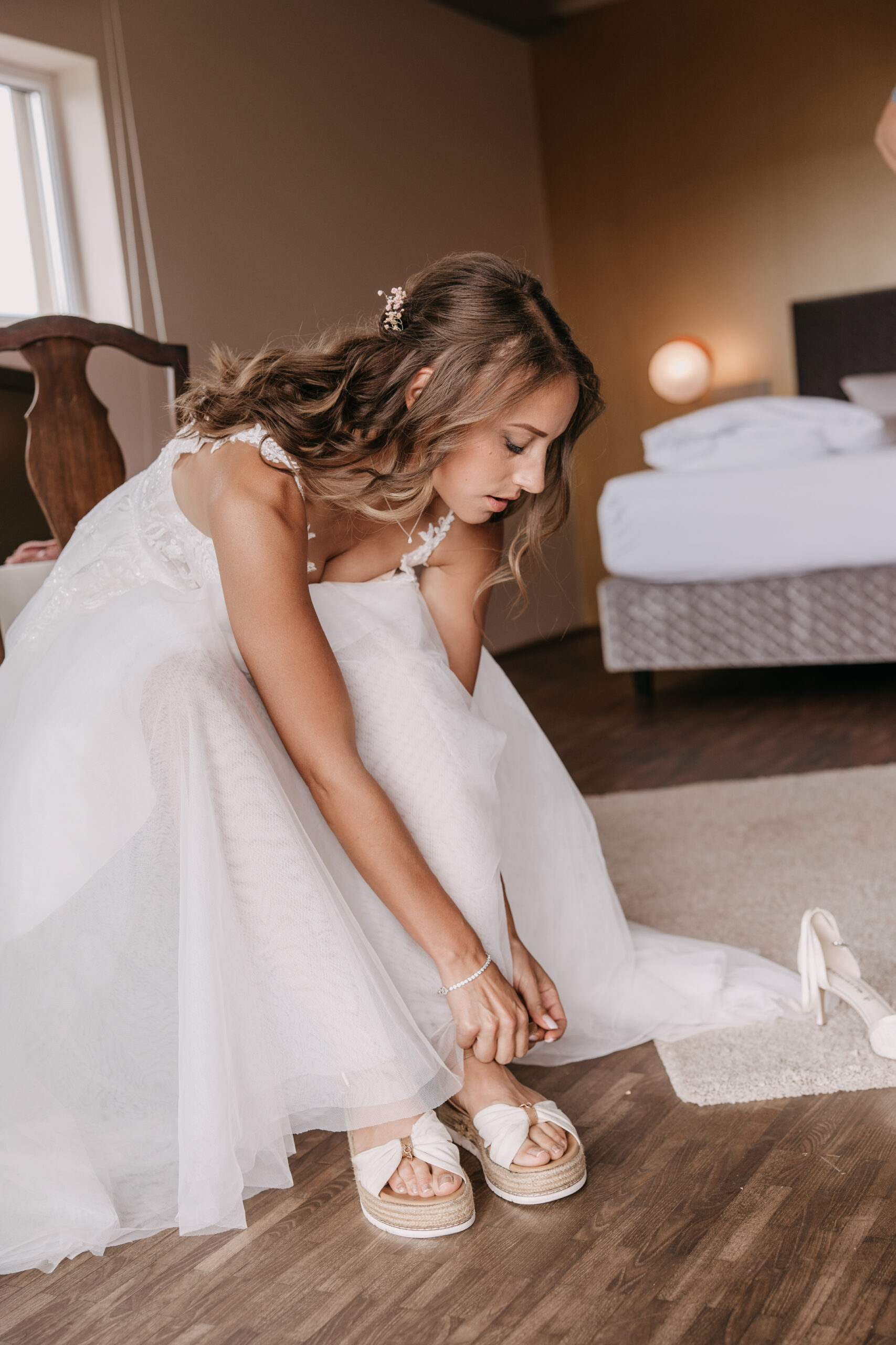 Braut zieht Schuhe an – Getting Ready Hochzeit