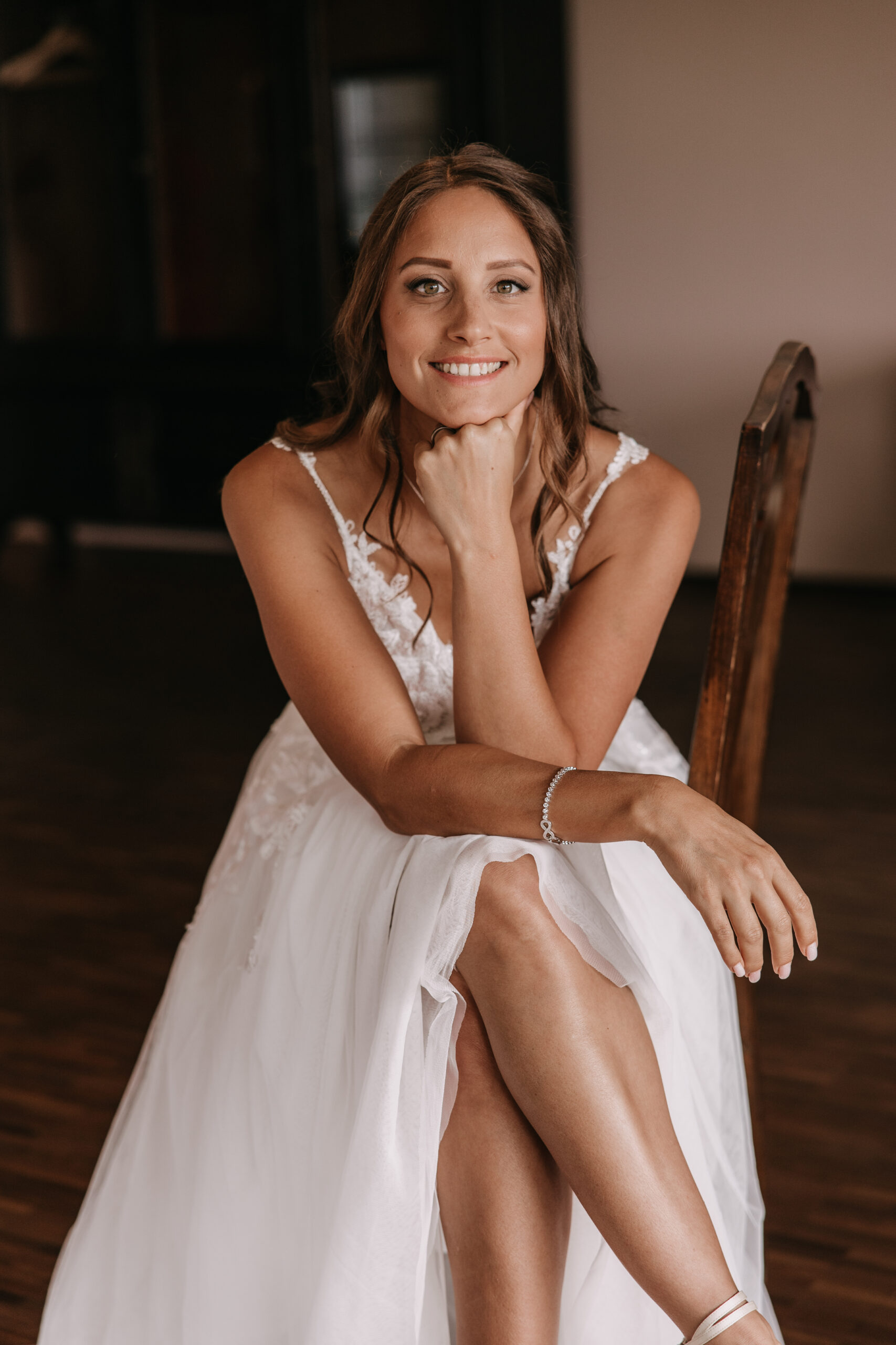 Braut sitzt und lächelt – natürliches Portrait