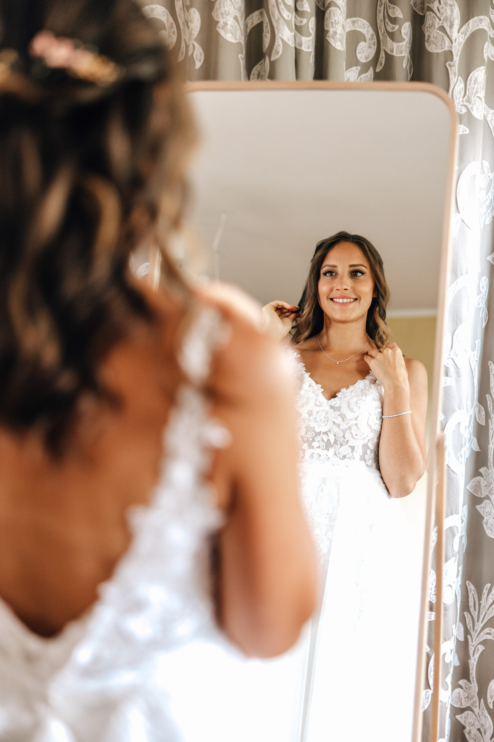 Braut vor Spiegel – Getting Ready Moment