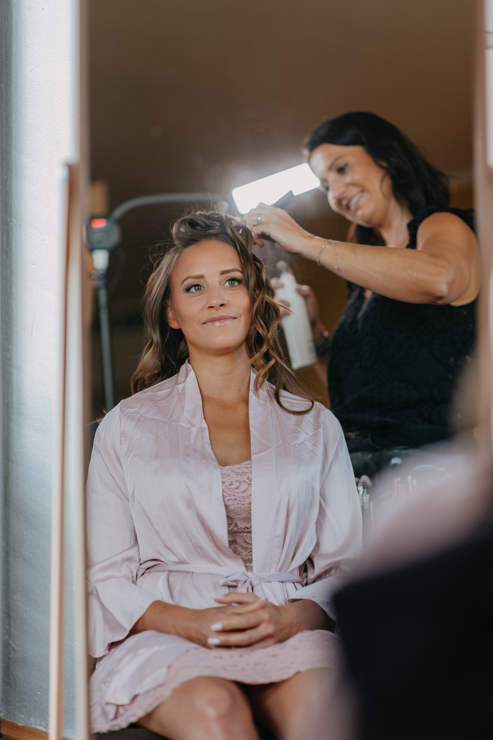 Braut beim Styling im Spiegel – Make-up Szene