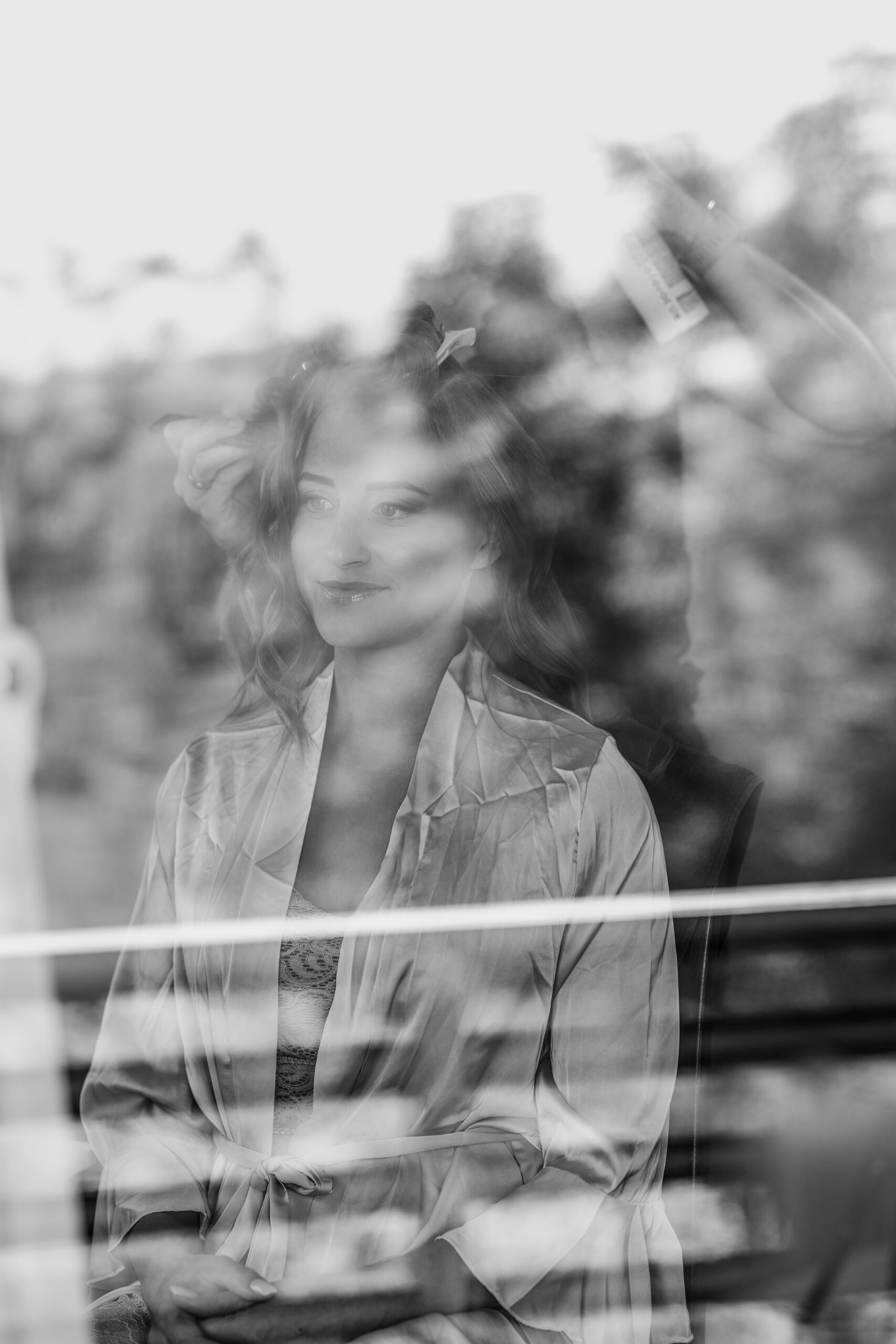 Braut durch Fenster fotografiert – ruhiger Moment