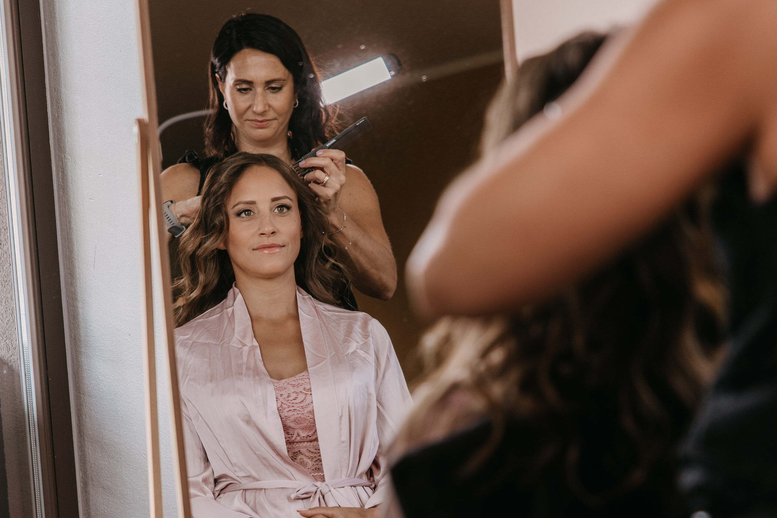 Braut beim Frisieren – Styling Szene