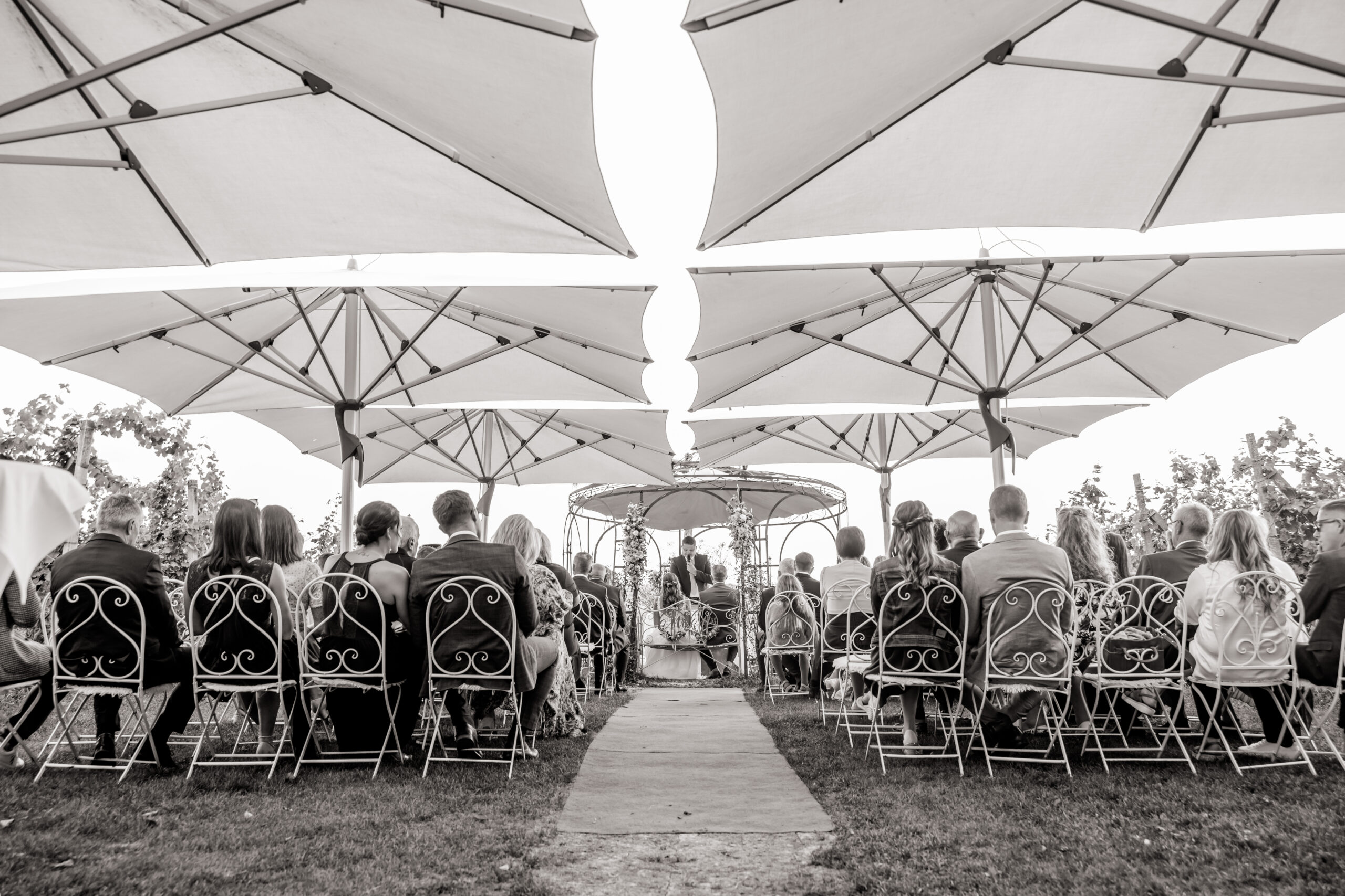 Hochzeitsgäste unter Pavillon – Trauung