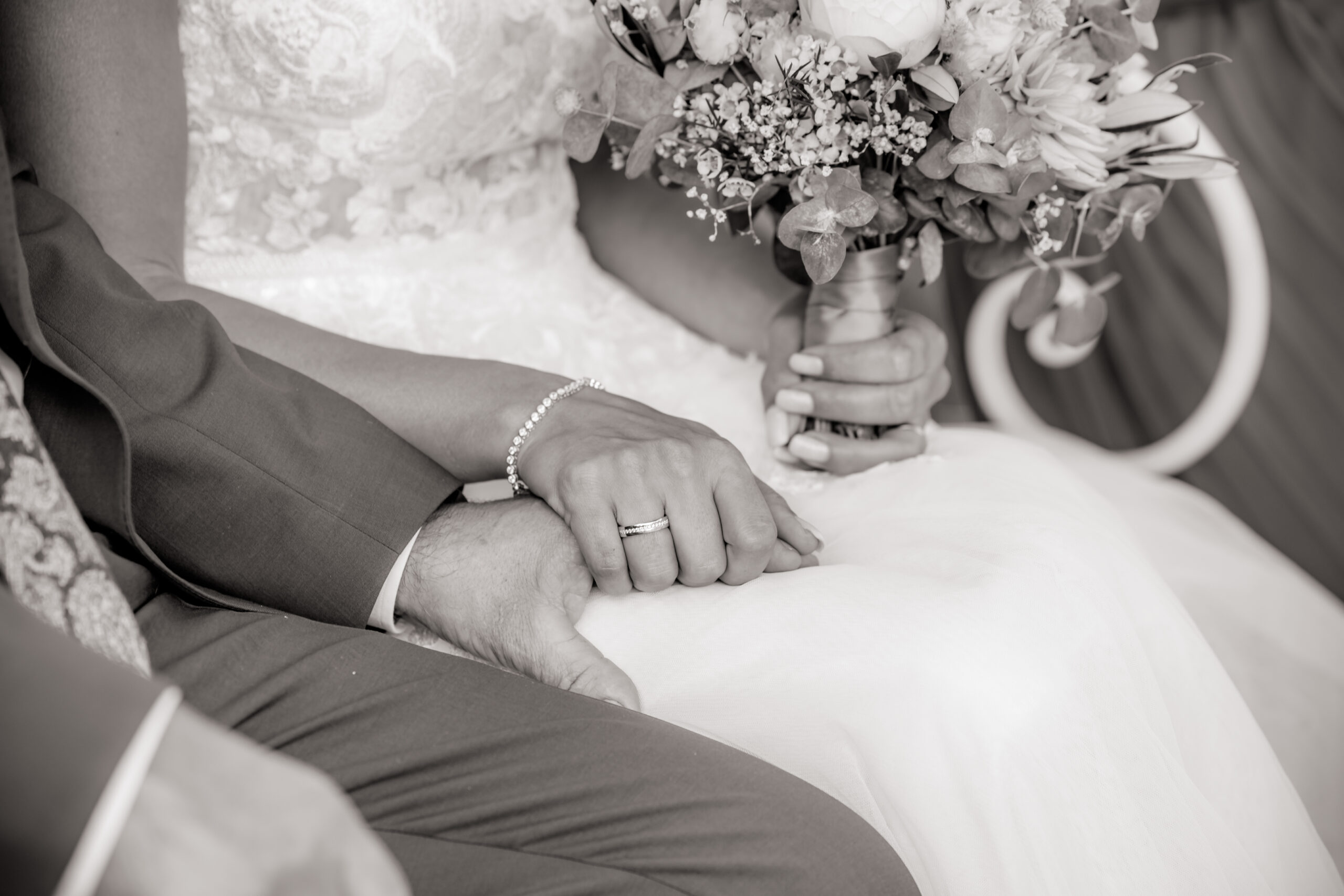 Hände mit Blumenstrauß – Detailaufnahme