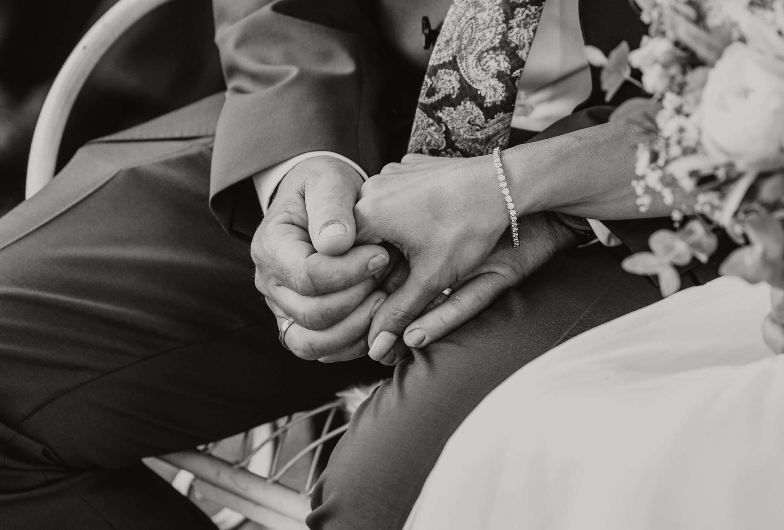 Hände halten sich – emotionale Verbindung