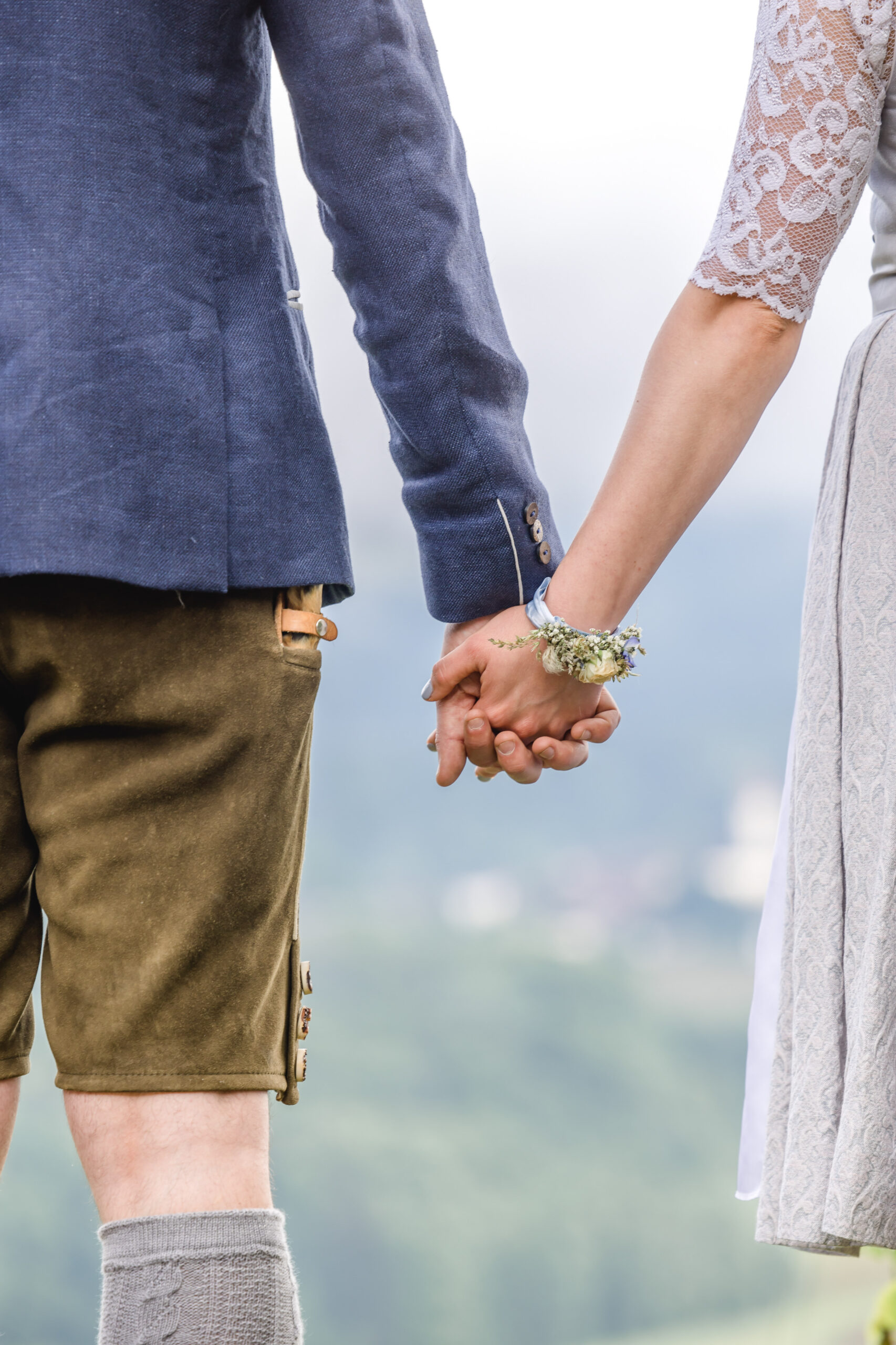 Brautpaar hält Hände – emotionale Hochzeitsfotografie