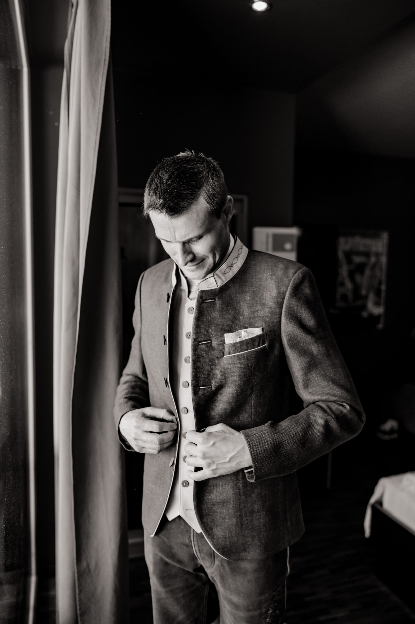 Bräutigam beim Ankleiden – Getting Ready