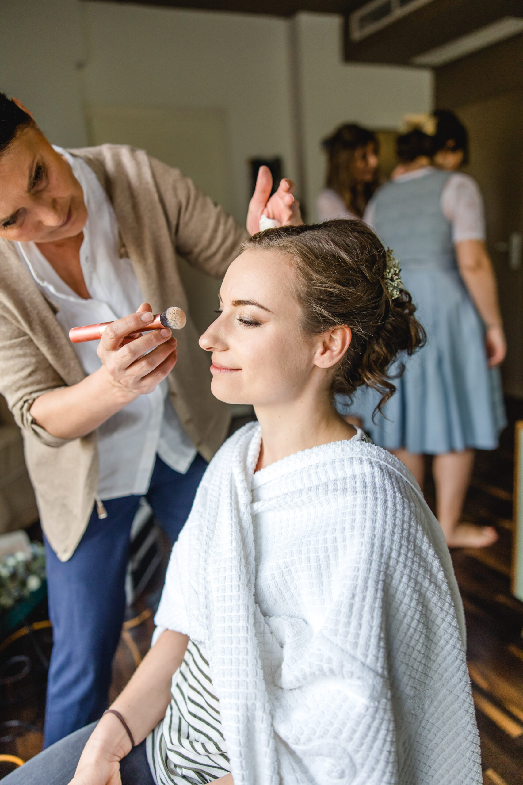 Braut beim Make-up – Hochzeitsstyling