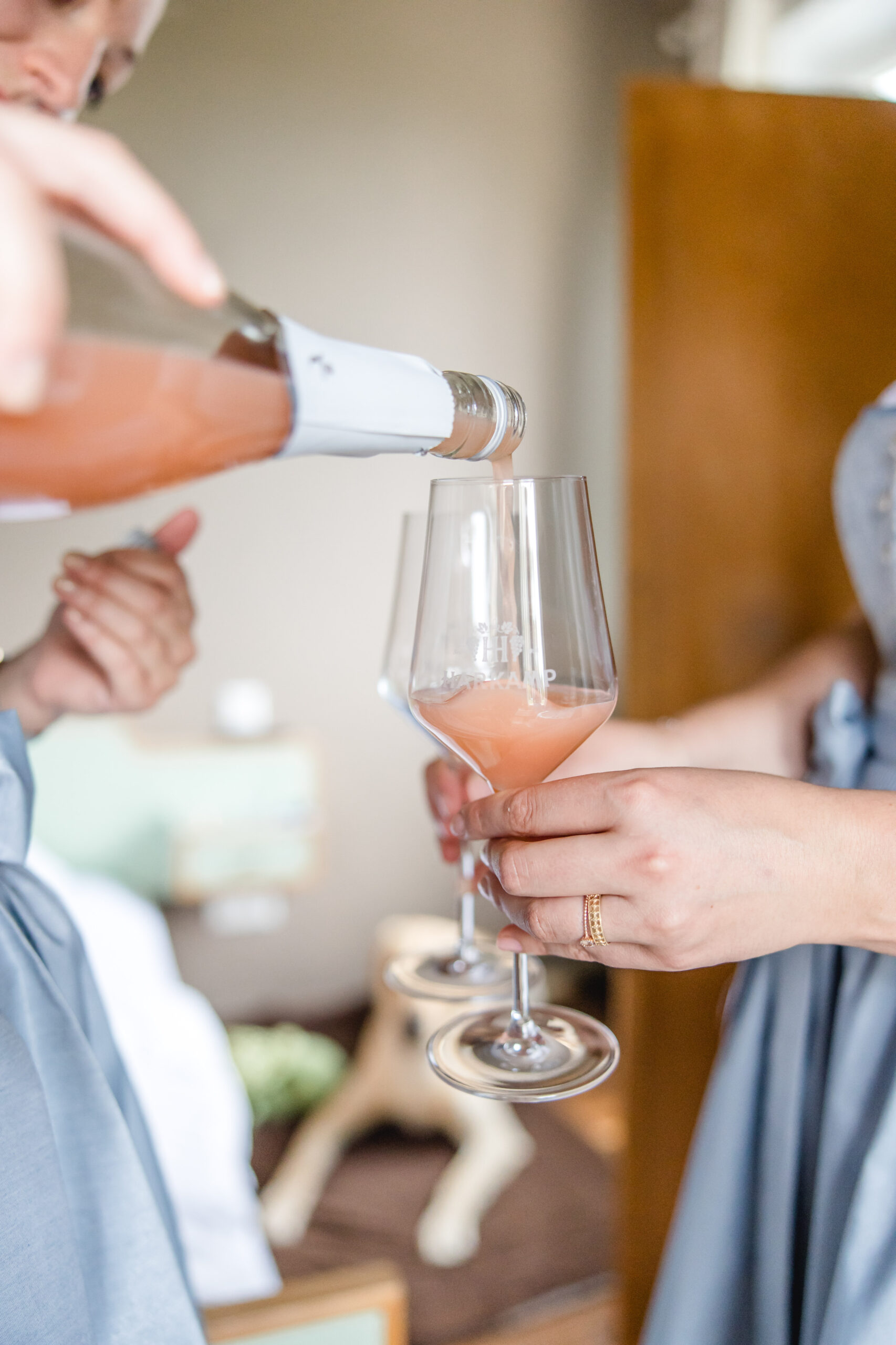 Gäste stoßen mit Getränk an – Hochzeit feiern