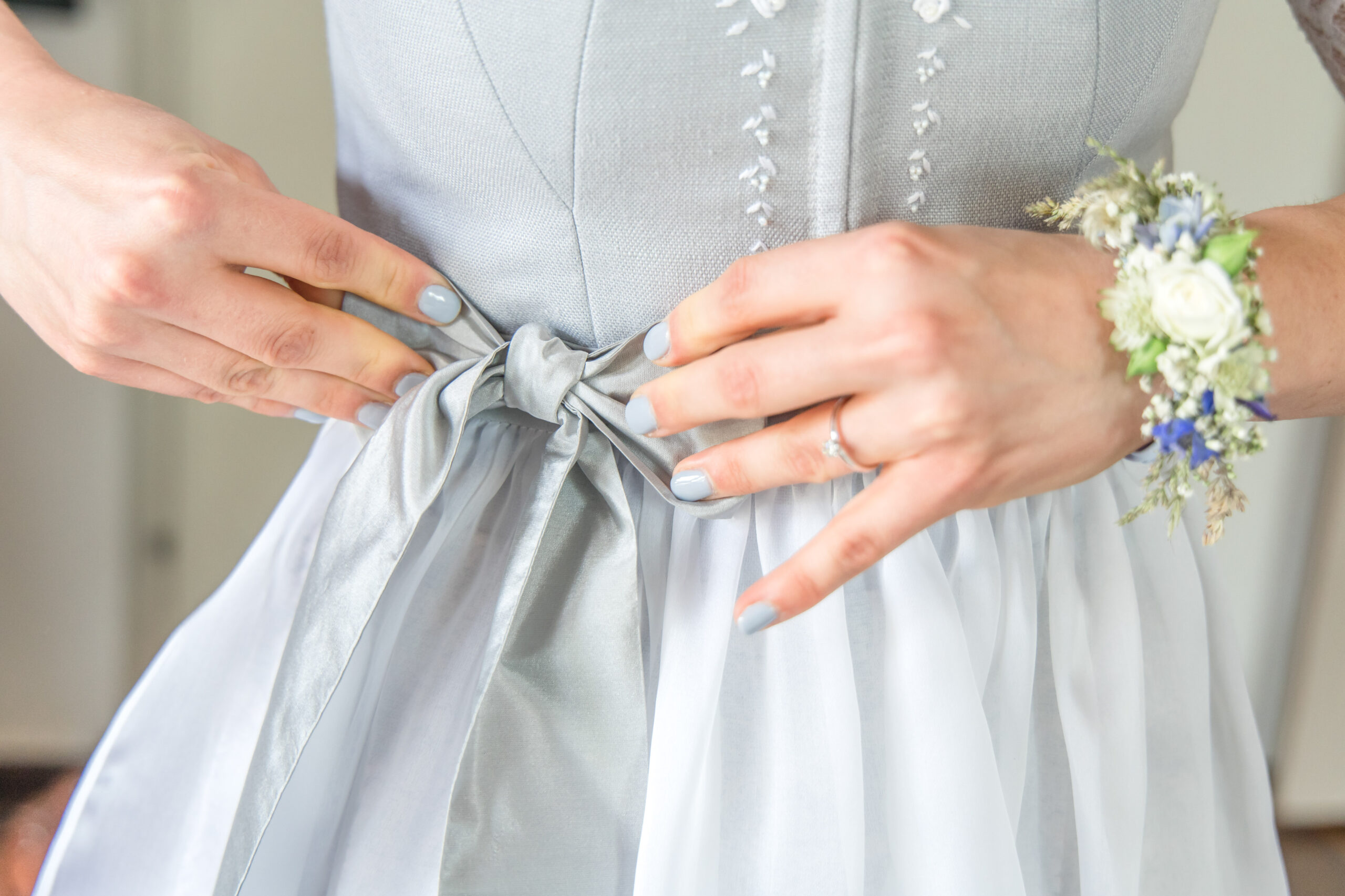 Brautkleid wird geschnürt – Detailaufnahme