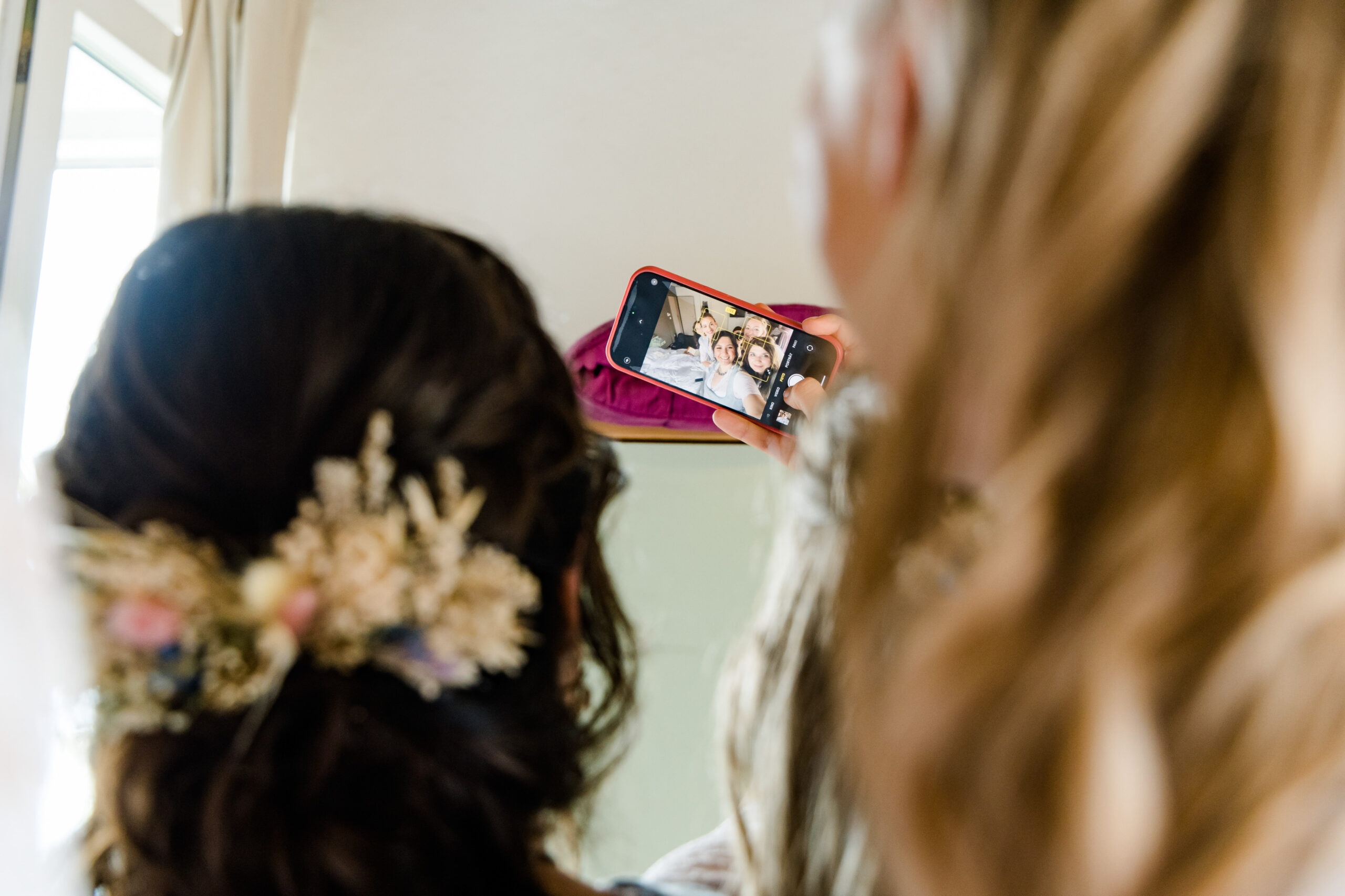 Braut wird fotografiert – Getting Ready Moment