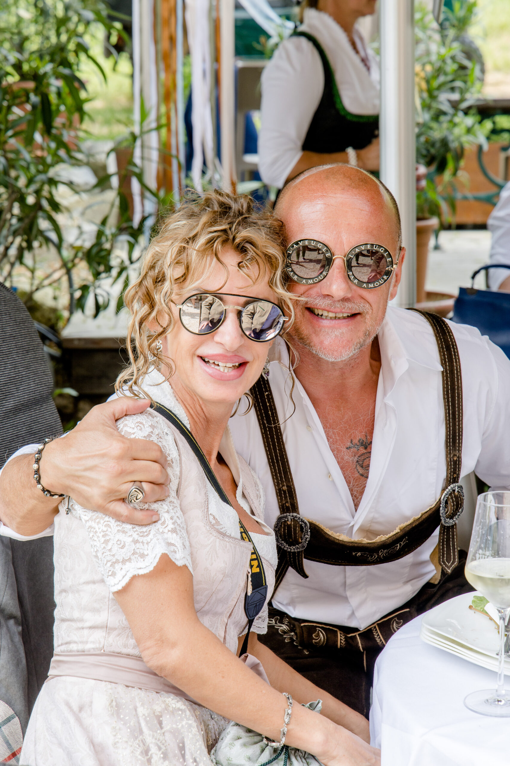 Gäste lachen in Kamera – Hochzeit Stimmung