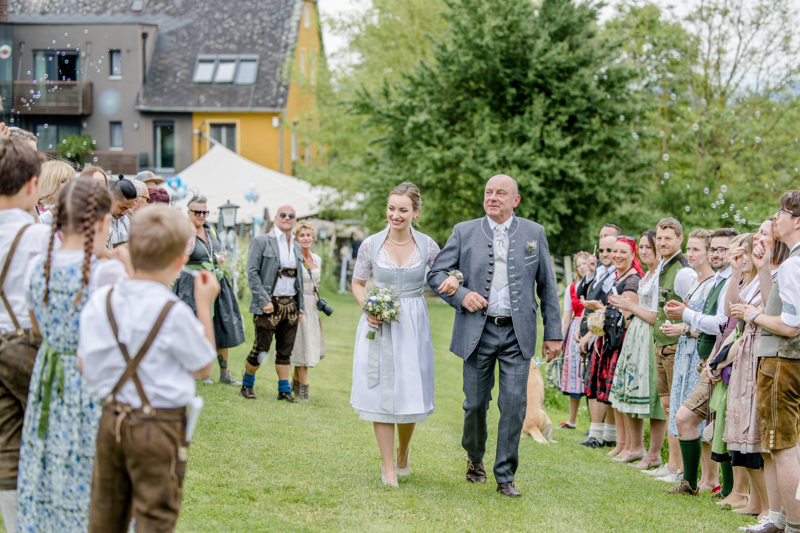 Hochzeitsgesellschaft im Grünen – Gäste