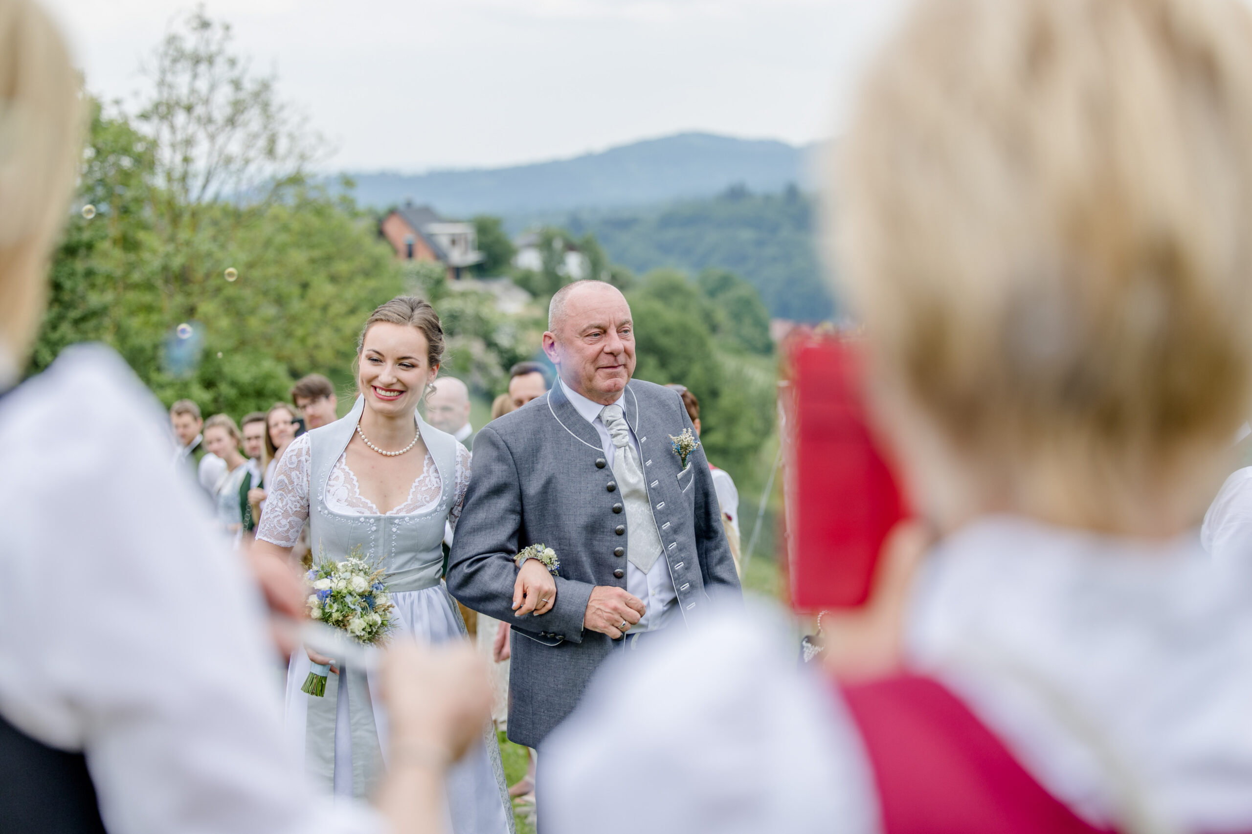 Brautpaar beim Einzug – Trauung im Freien