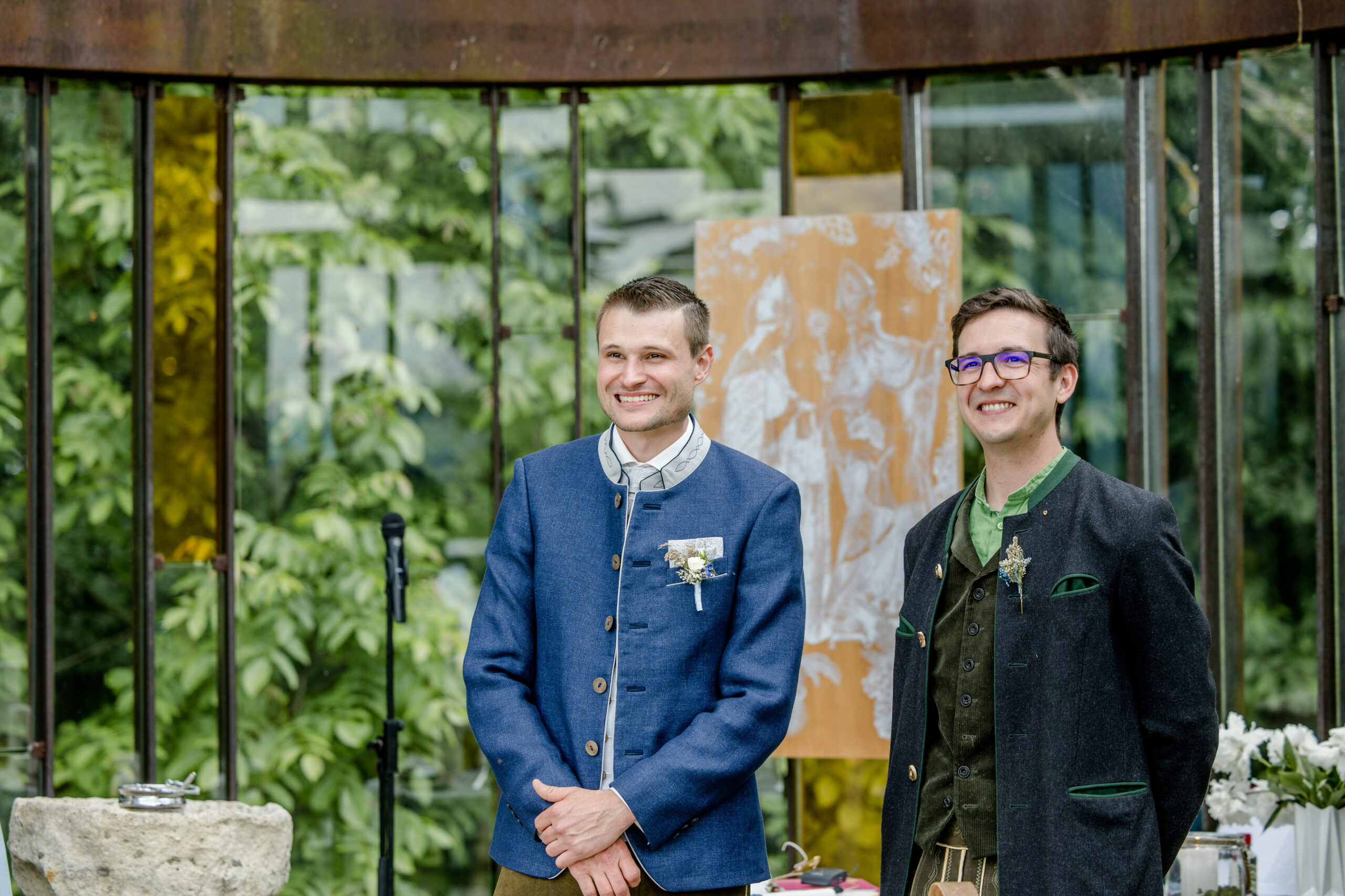 Bräutigam mit Trauzeuge – Vorbereitung Hochzeit