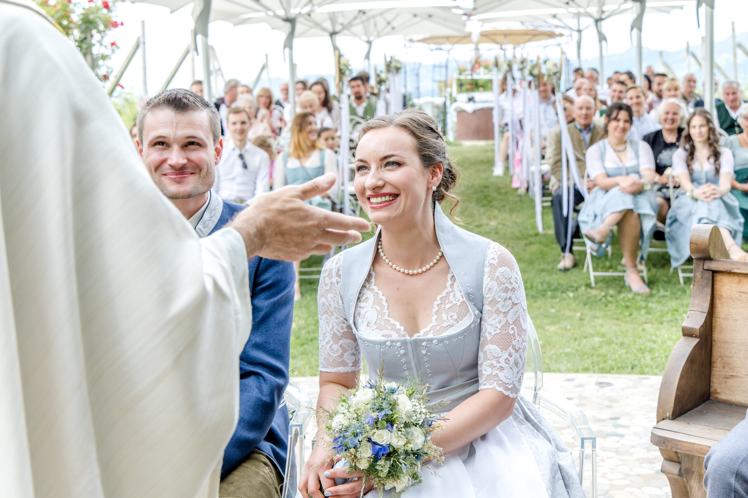 Brautpaar bei Gratulation – Hochzeit feiern