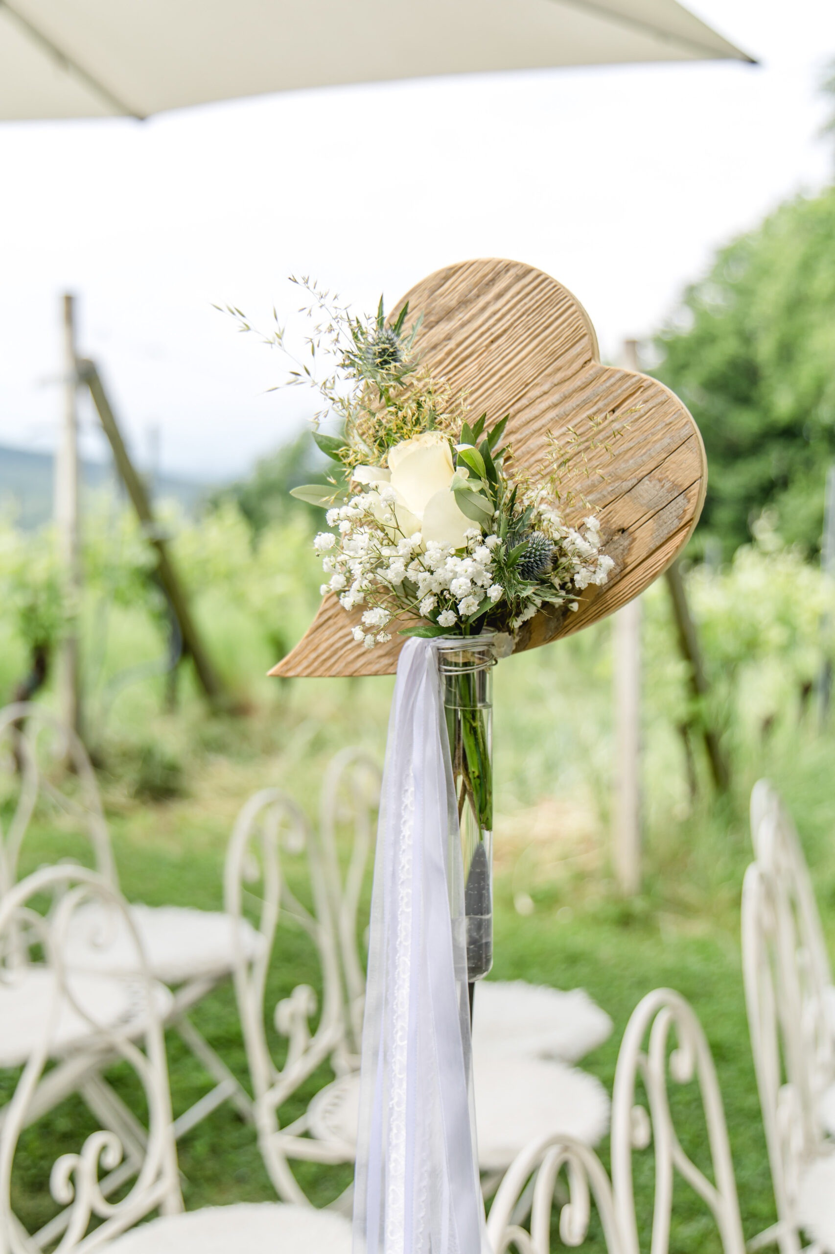 Strohhut mit Blumen – Hochzeitsdeko Detail