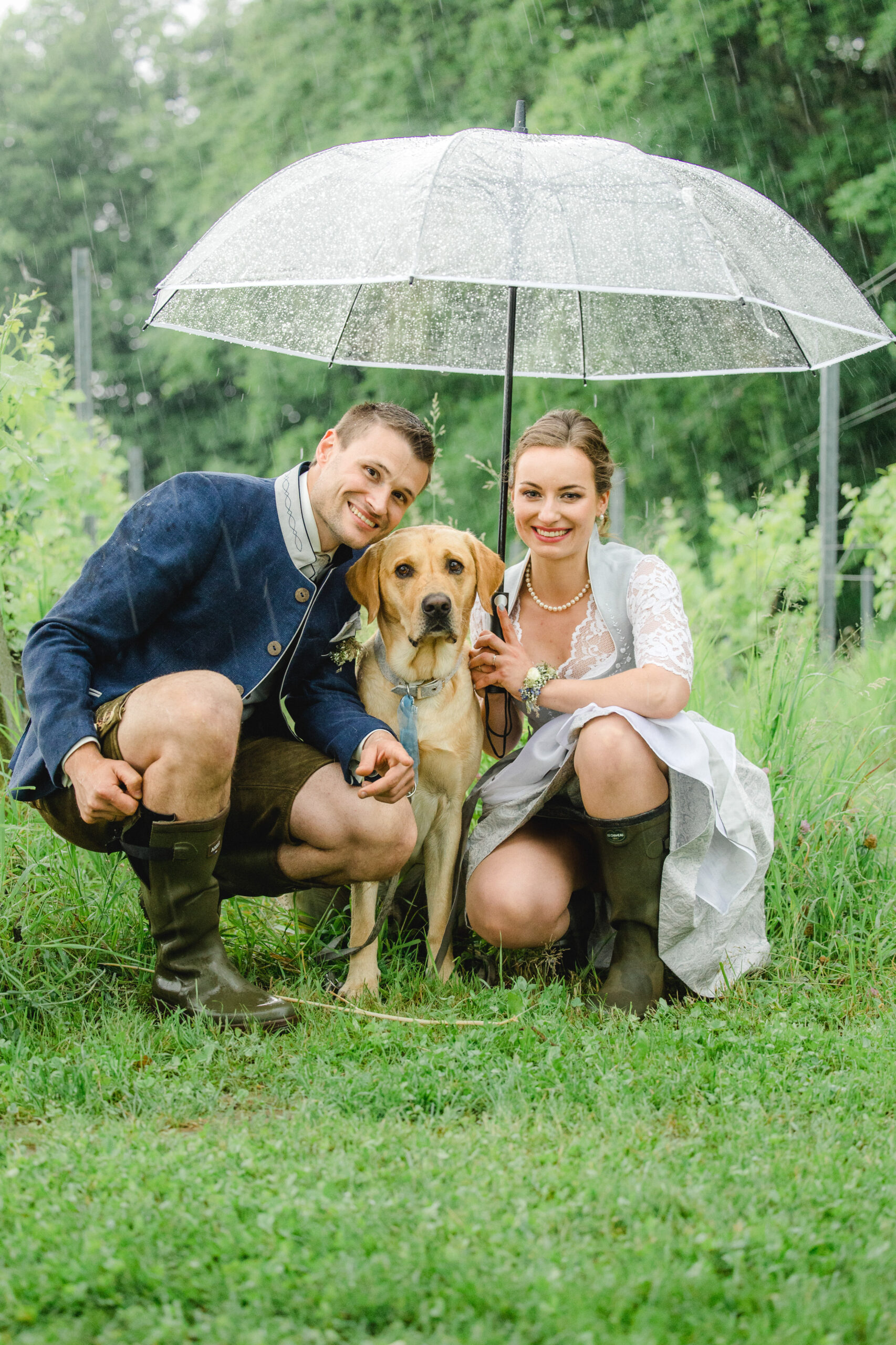 Brautpaar mit Hund – natürliche Hochzeitsfotografie
